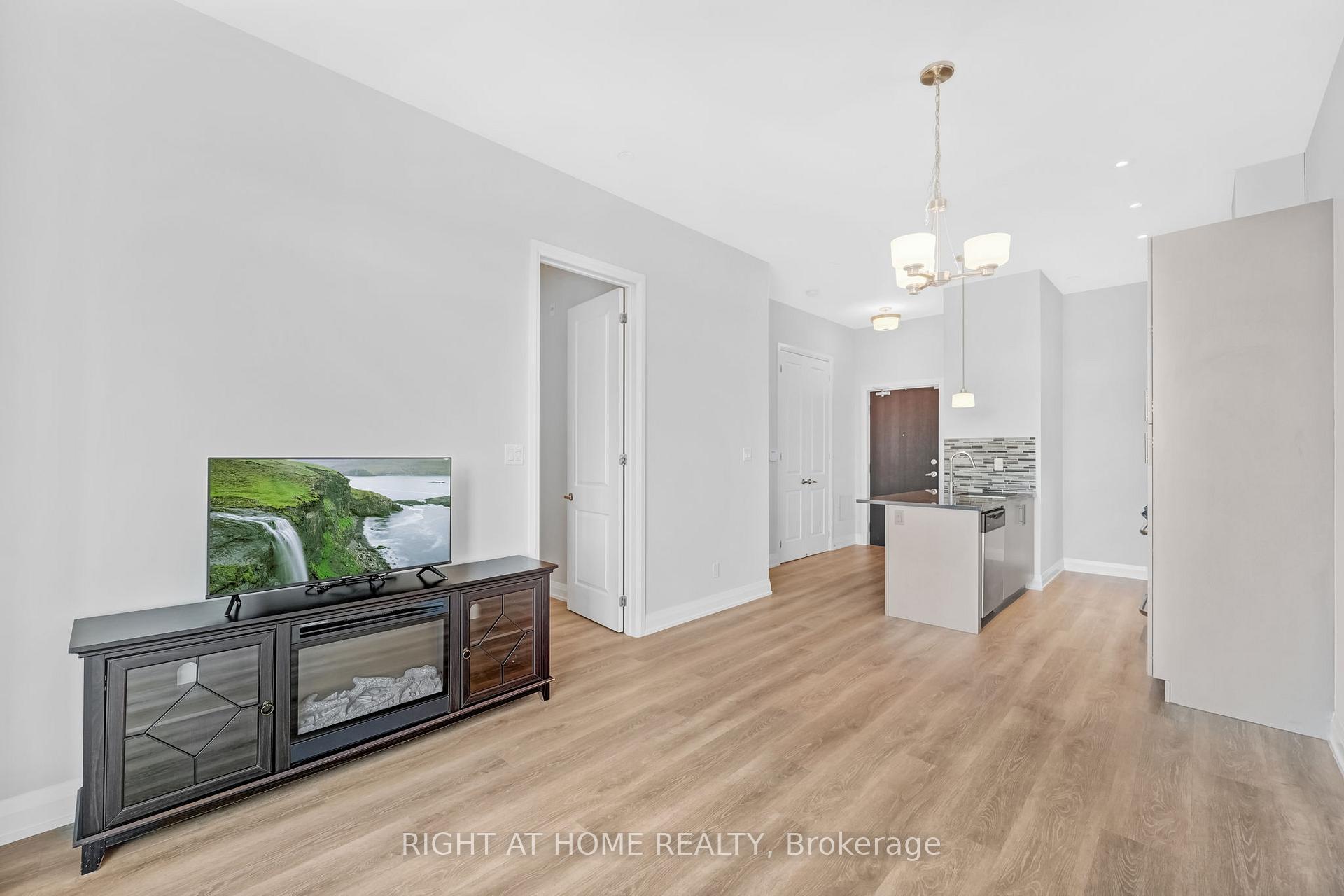 Photo 15 of Unit 704A, 15277 Yonge Street, Aurora, Aurora Village — HOMEH