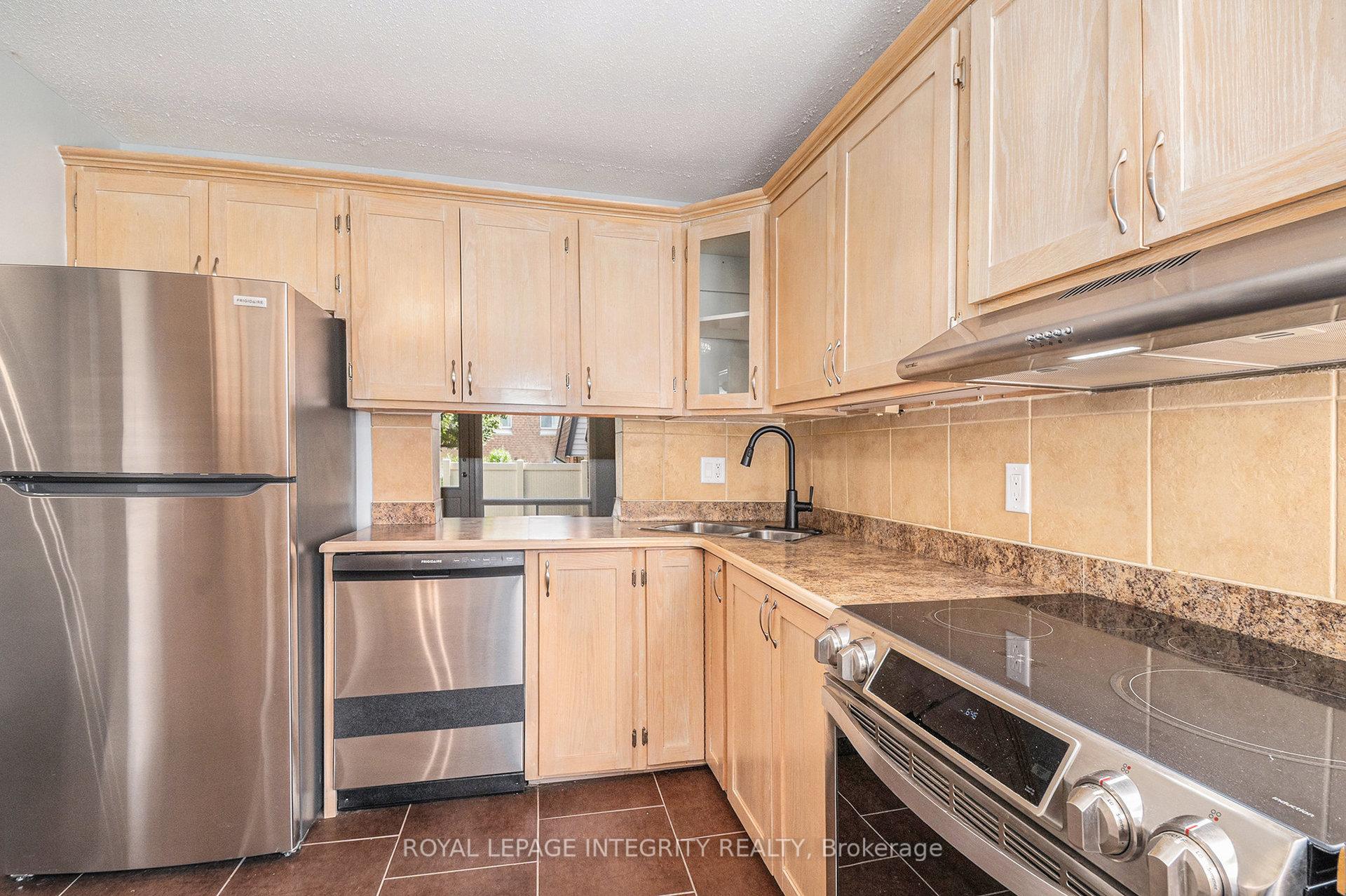 Photo 9 of 913J Elmsmere Road, Ottawa, Beacon Hill South — HOMEH