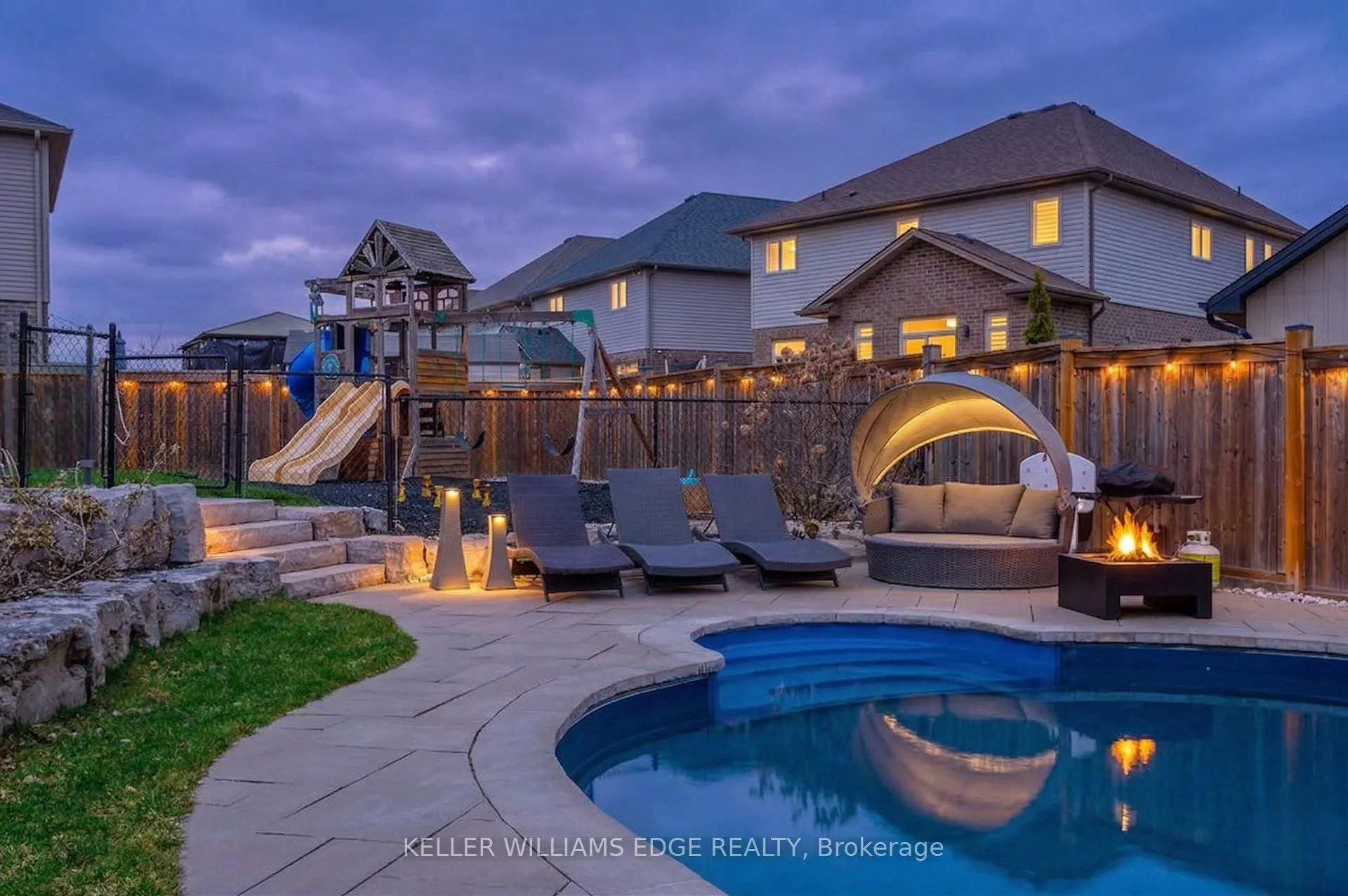 Photo 4 of 168 Echovalley Drive, Hamilton, Stoney Creek Mountain — HOMEH