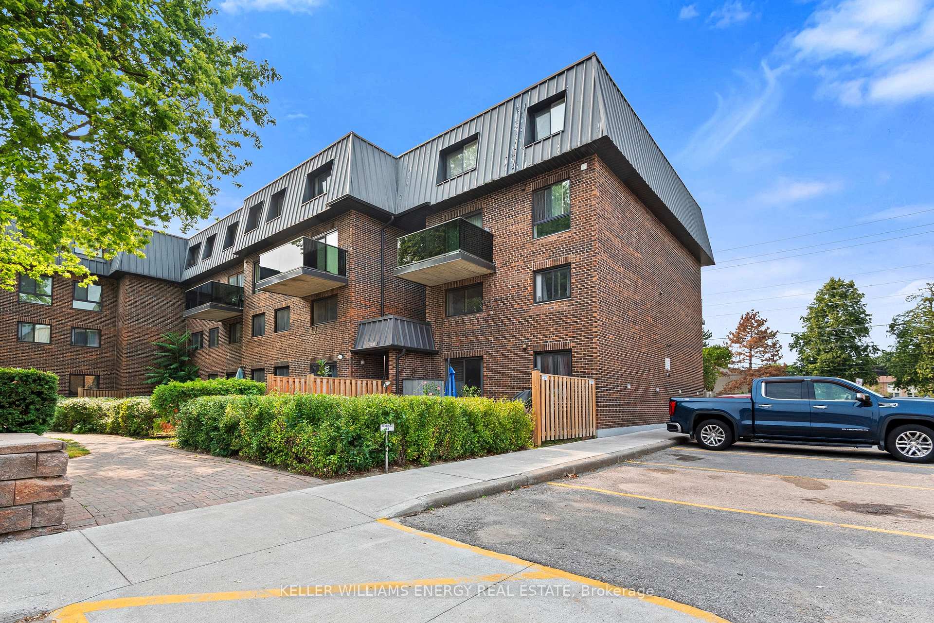 Front of Unit 1, 43 Taunton Road E