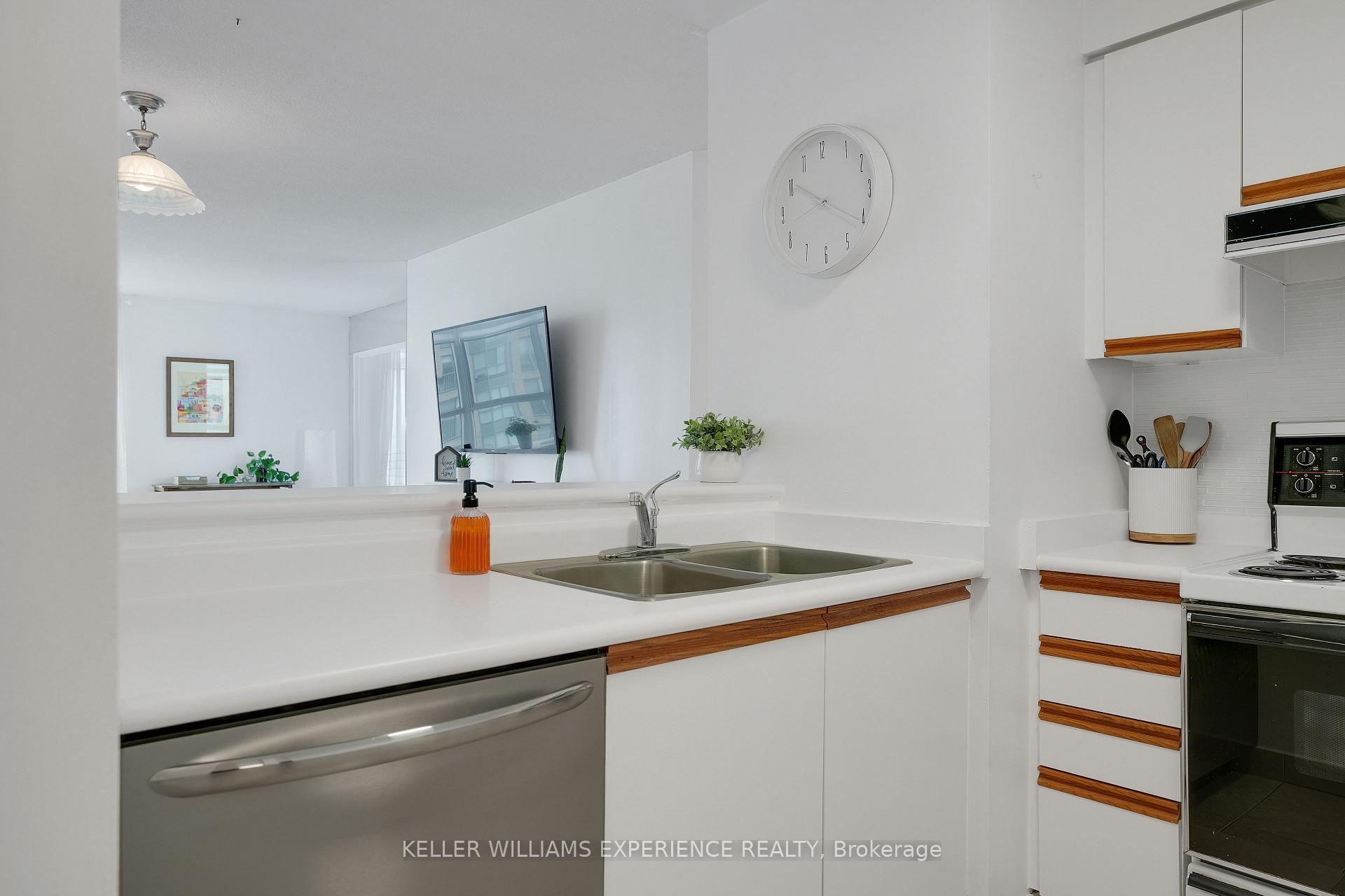 Photo 10 of Unit 903, 150 Dunlop Street E, Barrie, City Centre — HOMEH