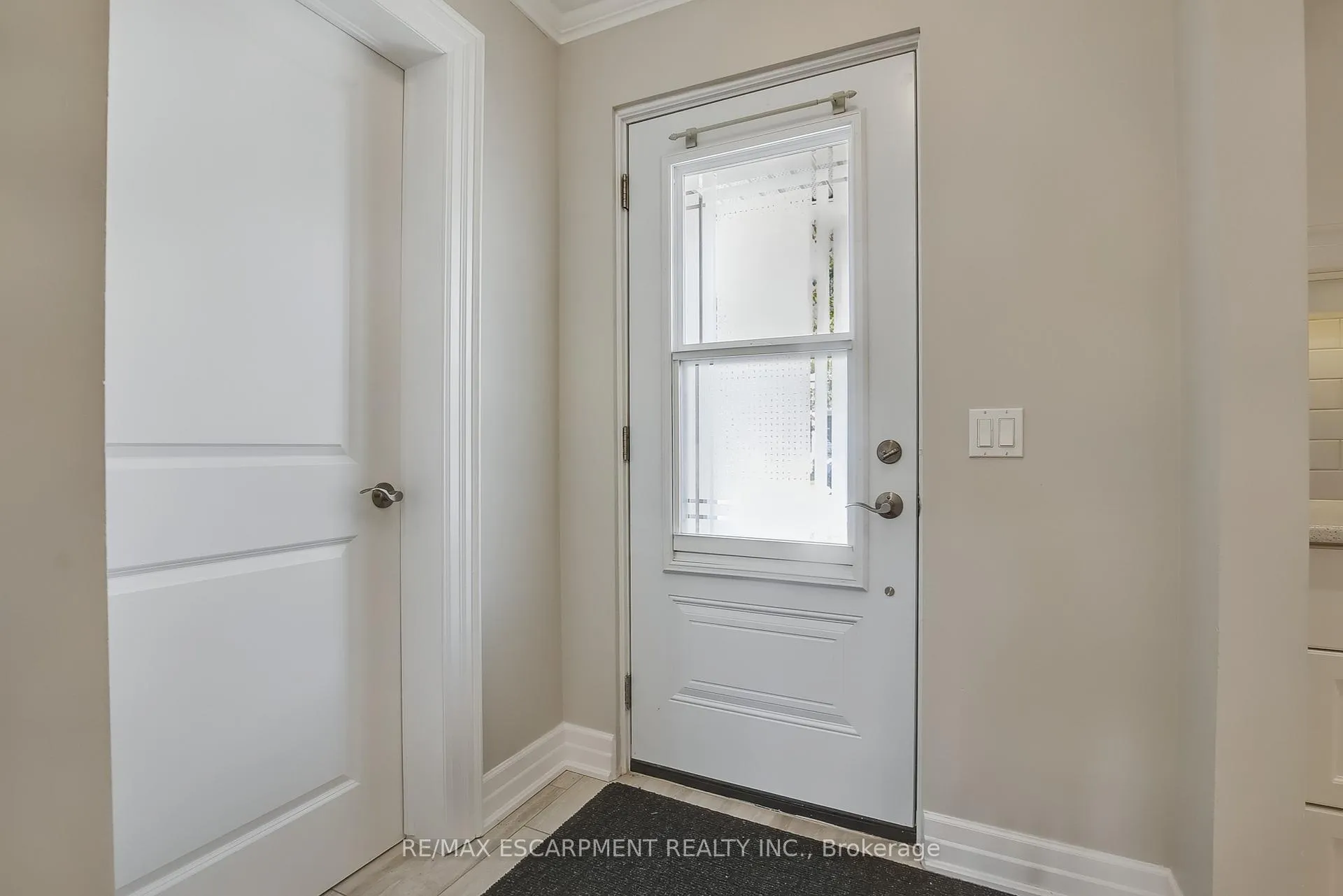 Photo 3 of 47 Szollosy Circle, Hamilton, Kennedy — HOMEH