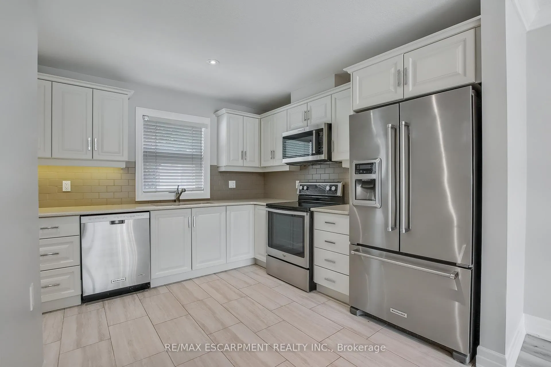 Photo 5 of 47 Szollosy Circle, Hamilton, Kennedy — HOMEH