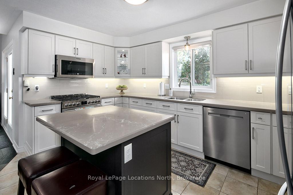 Photo 11 of 12 Georgian Meadows Drive, Collingwood — HOMEH