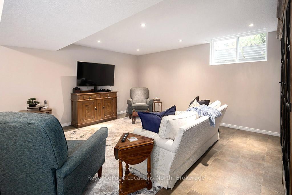Photo 33 of 12 Georgian Meadows Drive, Collingwood — HOMEH