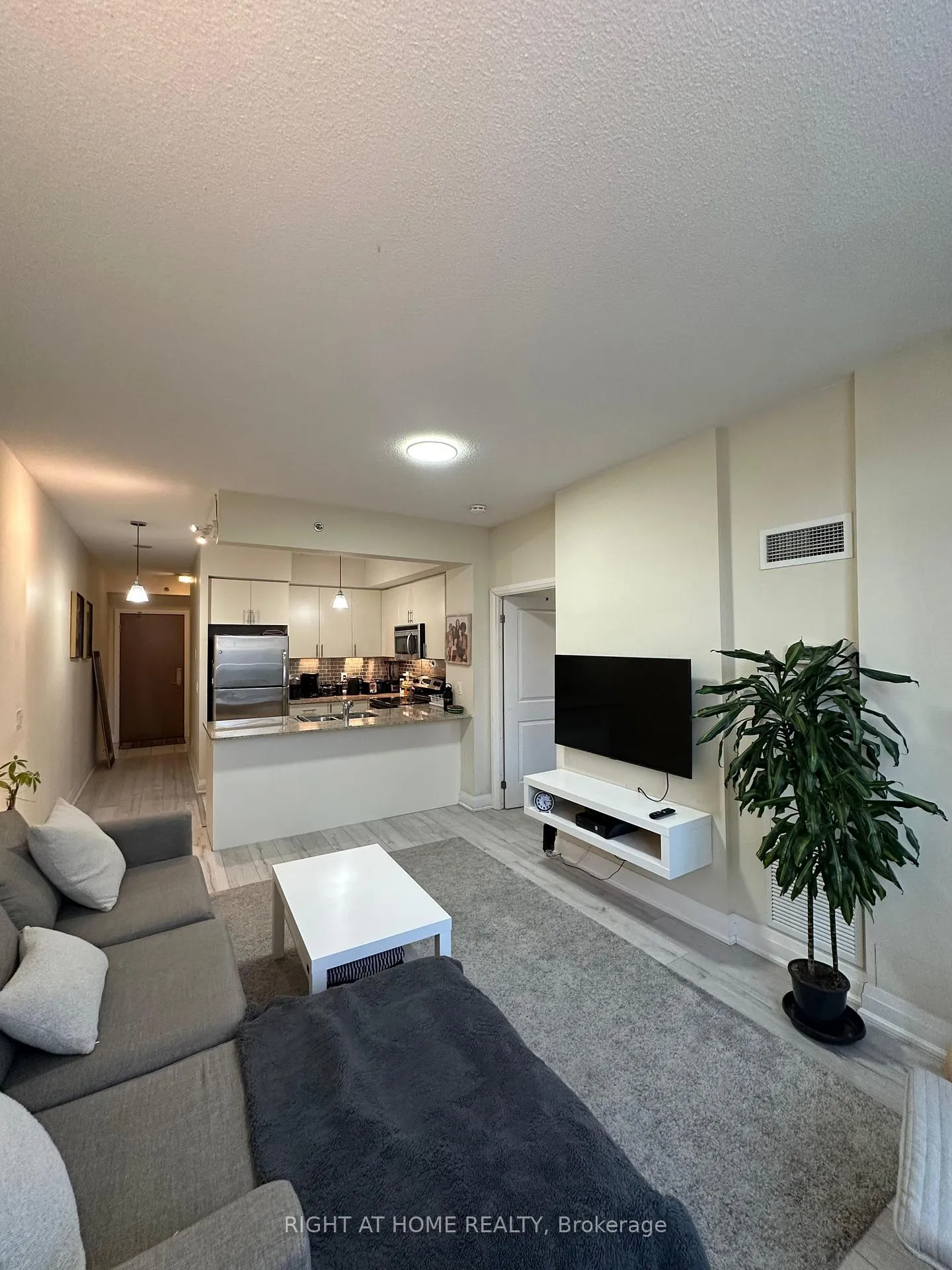 Front of Unit 206, 520 Steeles Avenue W
