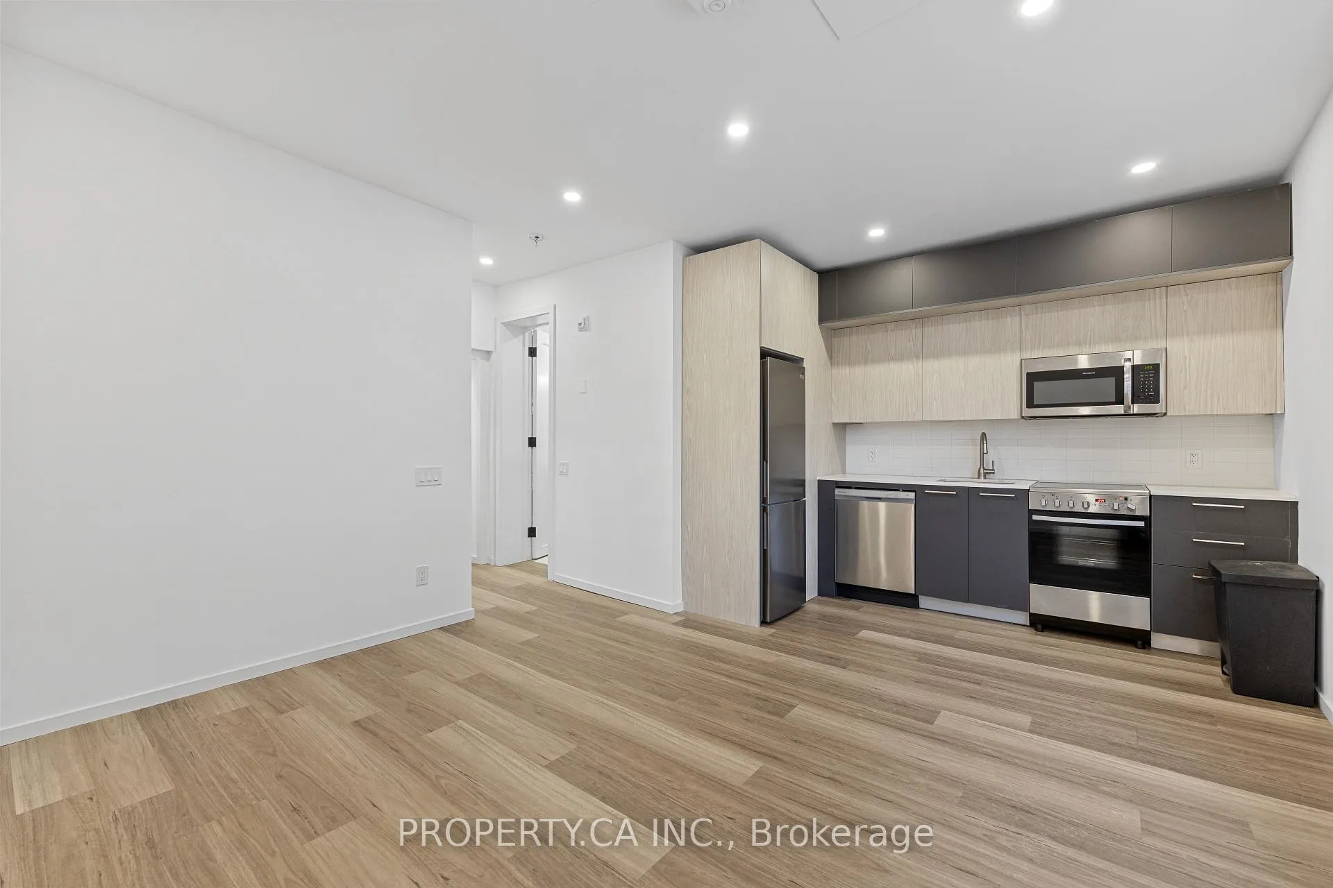 Photo 4 of Unit Ph302, 1989 Yonge Street, Toronto, Mount Pleasant East — HOMEH