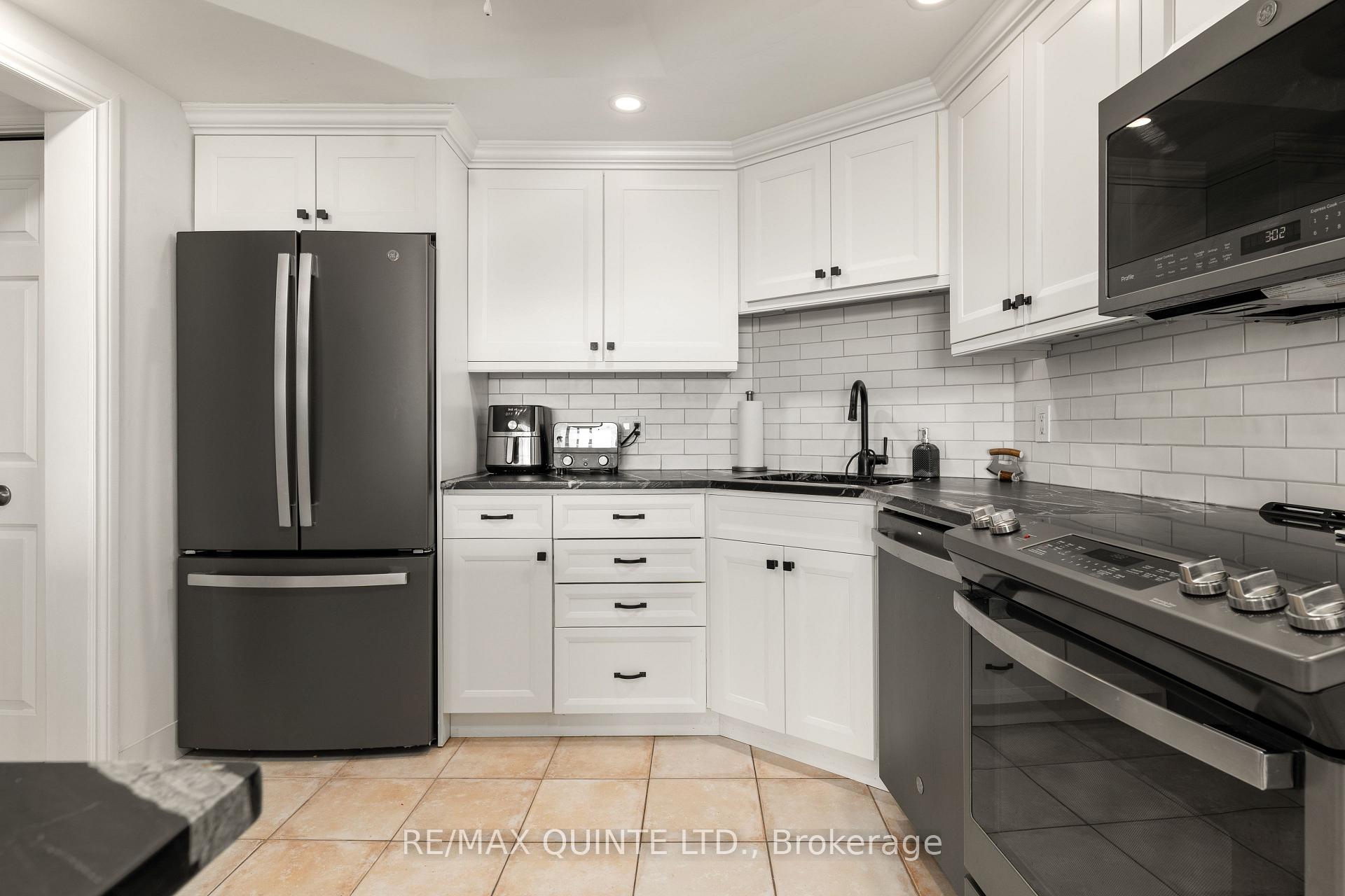 Photo 11 of Unit 1004, 2 South Front Street S, Belleville, Belleville Ward — HOMEH