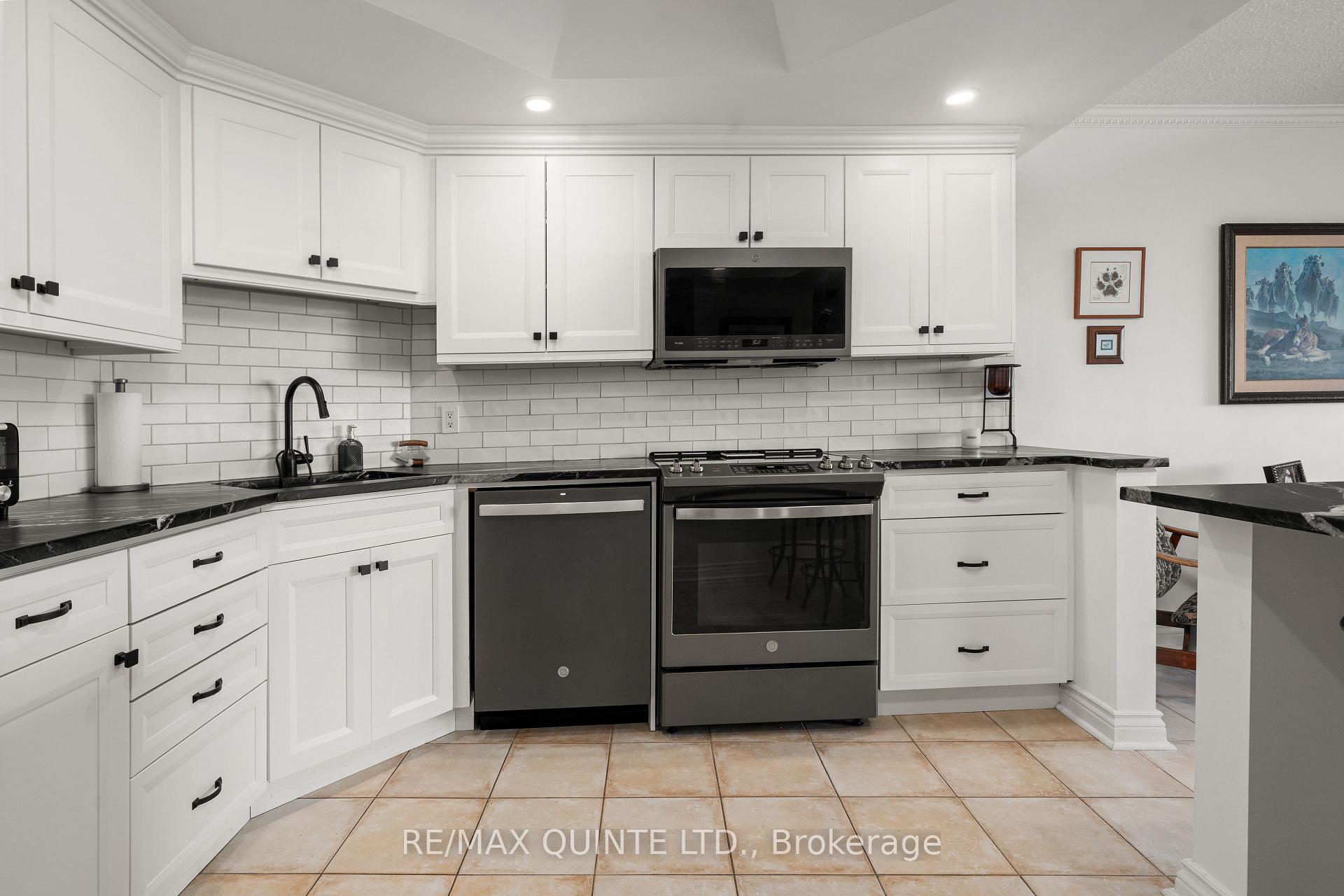 Photo 13 of Unit 1004, 2 South Front Street S, Belleville, Belleville Ward — HOMEH