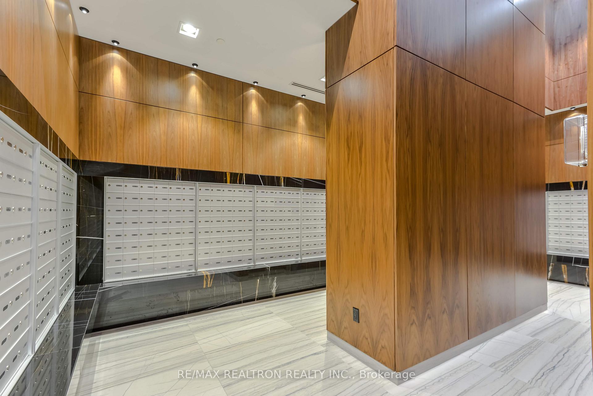 Photo 4 of Unit 907, 8 Eglinton Avenue E, Toronto, Mount Pleasant West — HOMEH