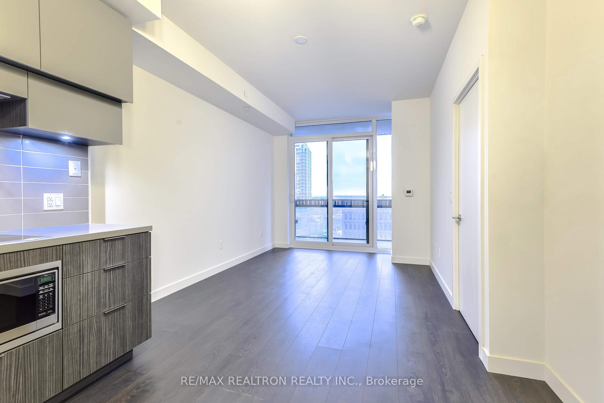 Photo 9 of Unit 907, 8 Eglinton Avenue E, Toronto, Mount Pleasant West — HOMEH
