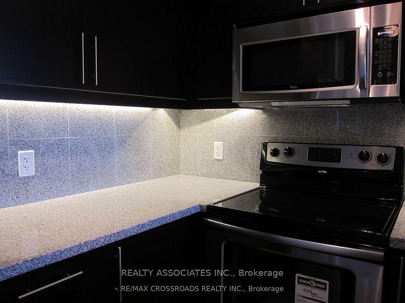 Photo 4 of Unit 709, 676 Sheppard Avenue E, North York, Bayview Village — HOMEH