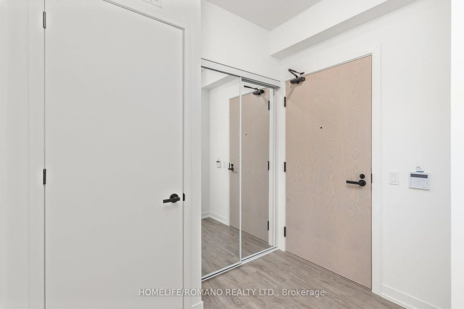 Photo 1 of Unit 3015, 8 Interchange Way, Vaughan, Vaughan Corporate Centre — HOMEH