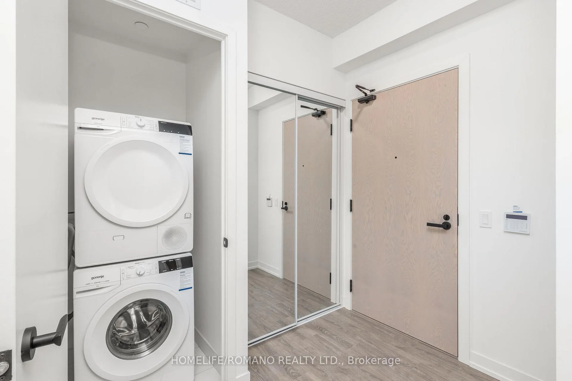 Photo 2 of Unit 3015, 8 Interchange Way, Vaughan, Vaughan Corporate Centre — HOMEH