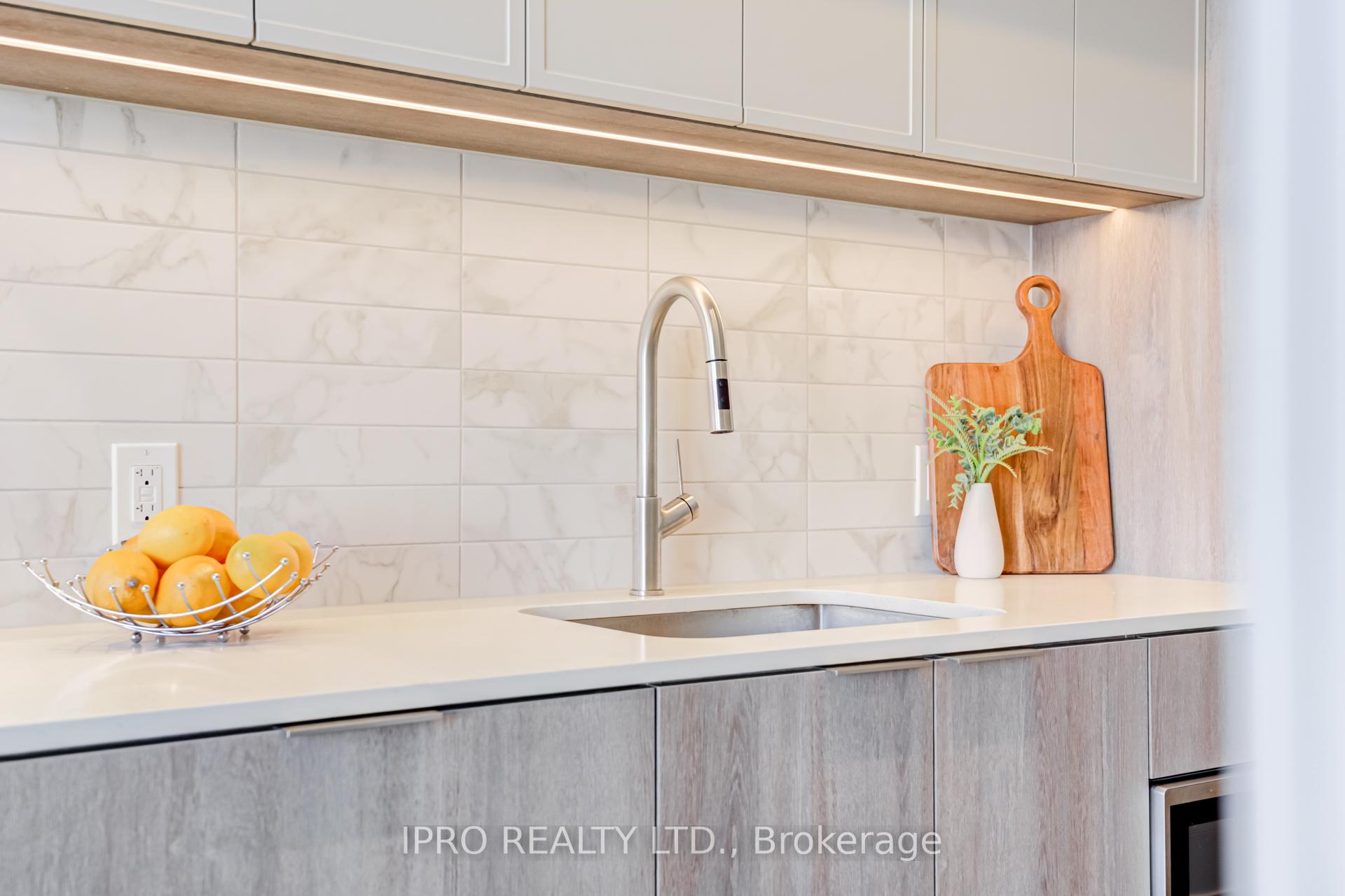 Photo 3 of Unit 220, 2020 Bathurst Street, Toronto, Humewood-Cedarvale — HOMEH