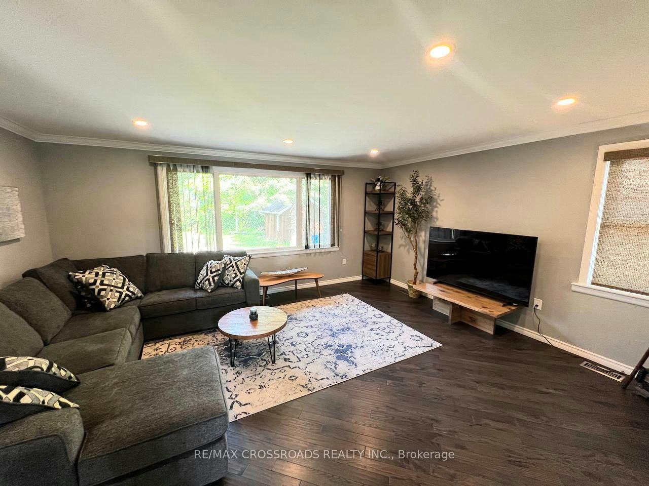Photo 5 of 105 Bayview Drive, Barrie, Allandale Heights — HOMEH