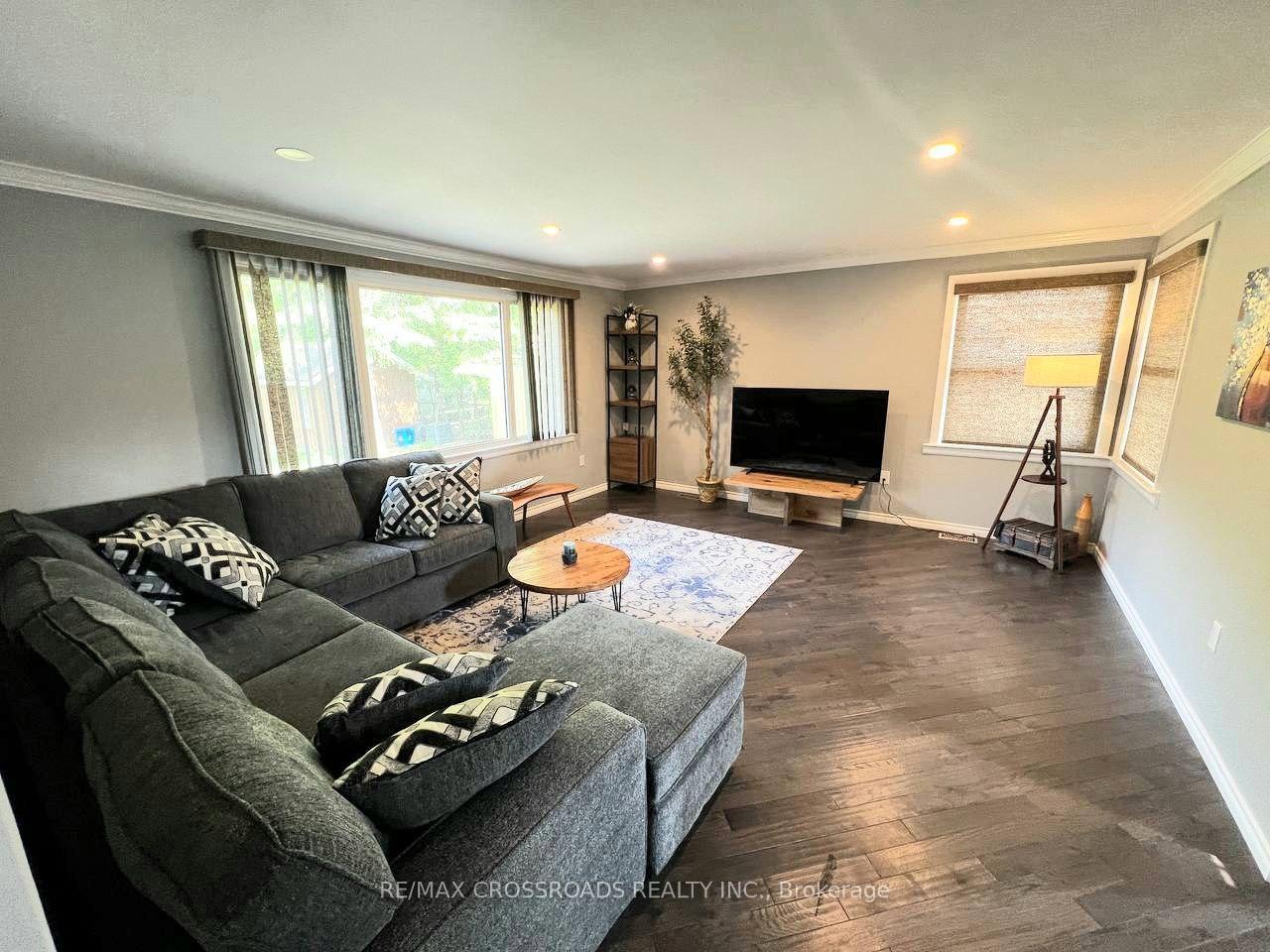 Photo 6 of 105 Bayview Drive, Barrie, Allandale Heights — HOMEH