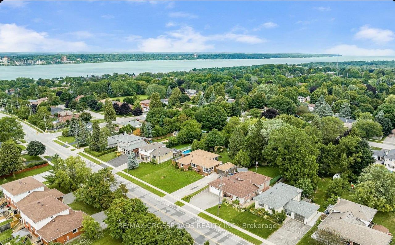 Photo 10 of 105 Bayview Drive, Barrie, Allandale Heights — HOMEH