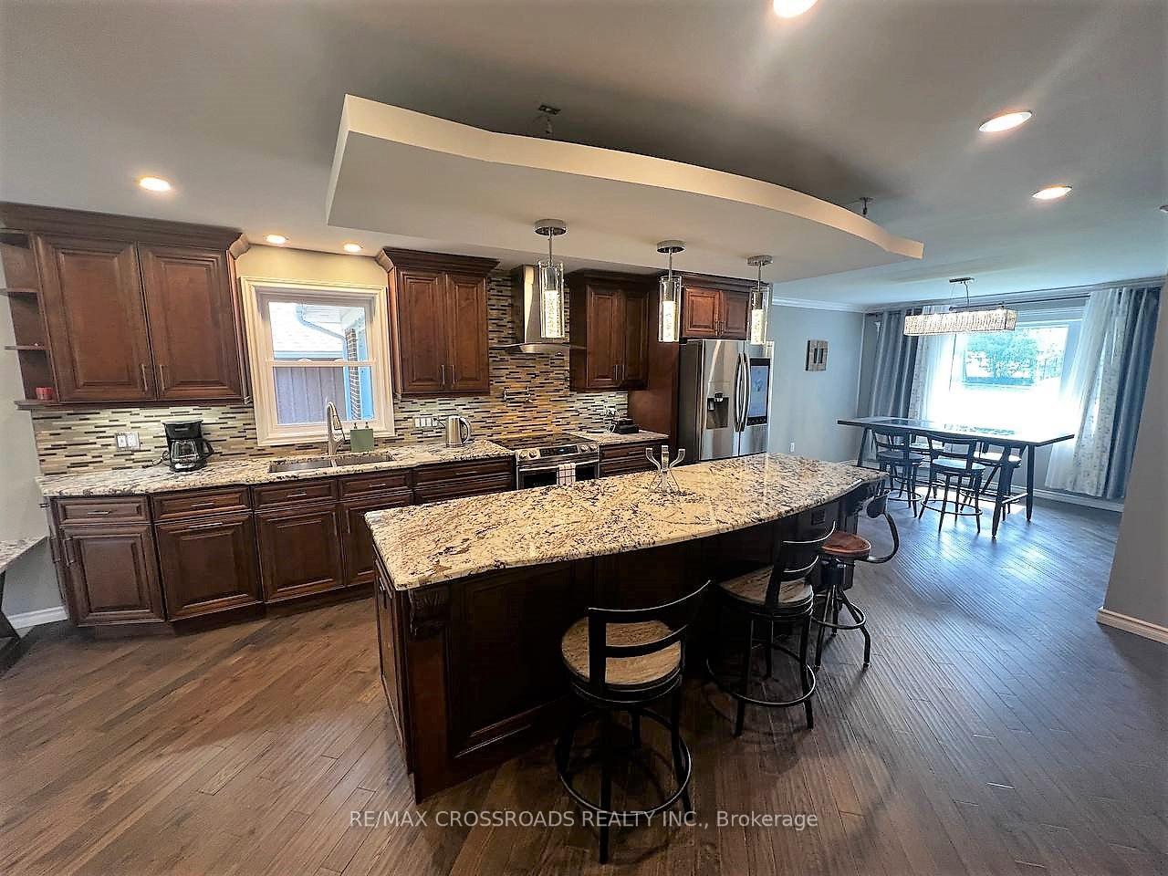 Photo 8 of 105 Bayview Drive, Barrie, Allandale Heights — HOMEH
