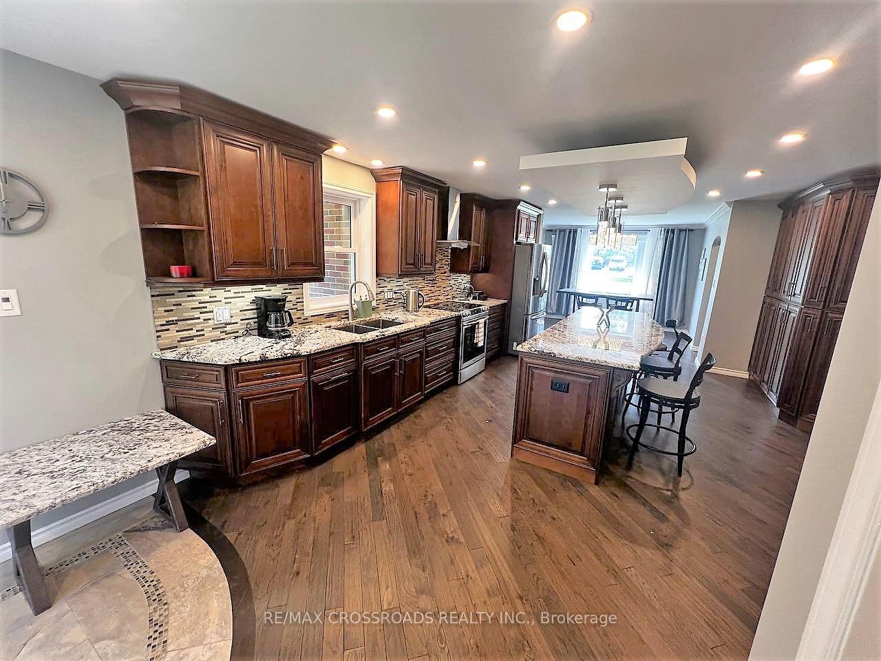 Photo 11 of 105 Bayview Drive, Barrie, Allandale Heights — HOMEH