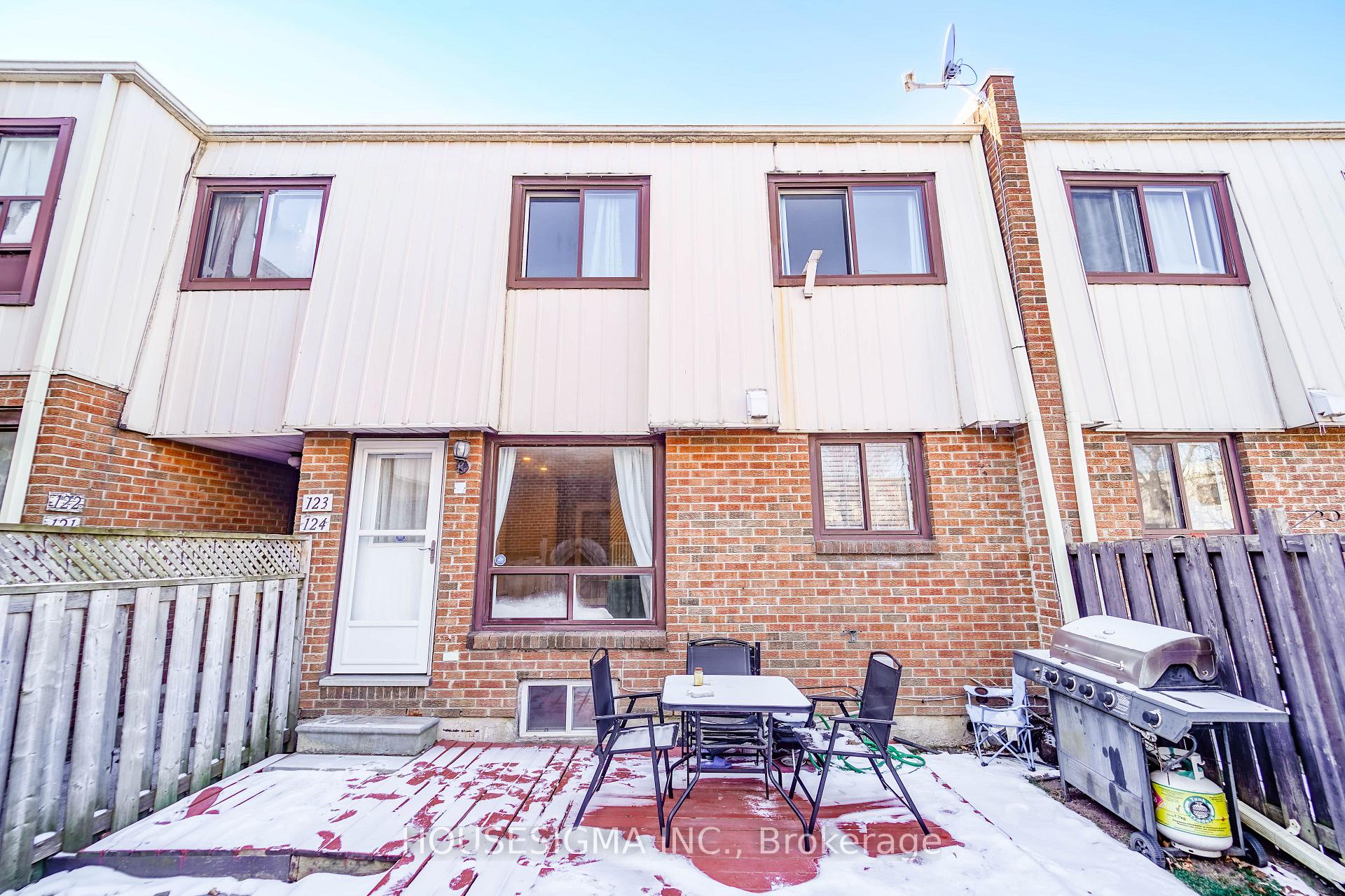 Front of Unit 124, 1100 Oxford Street E