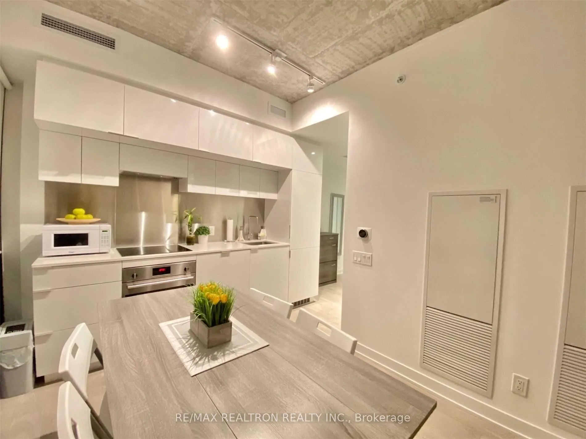 Photo 6 of Unit 1403, 185 Roehampton Avenue, Toronto, Mount Pleasant West — HOMEH