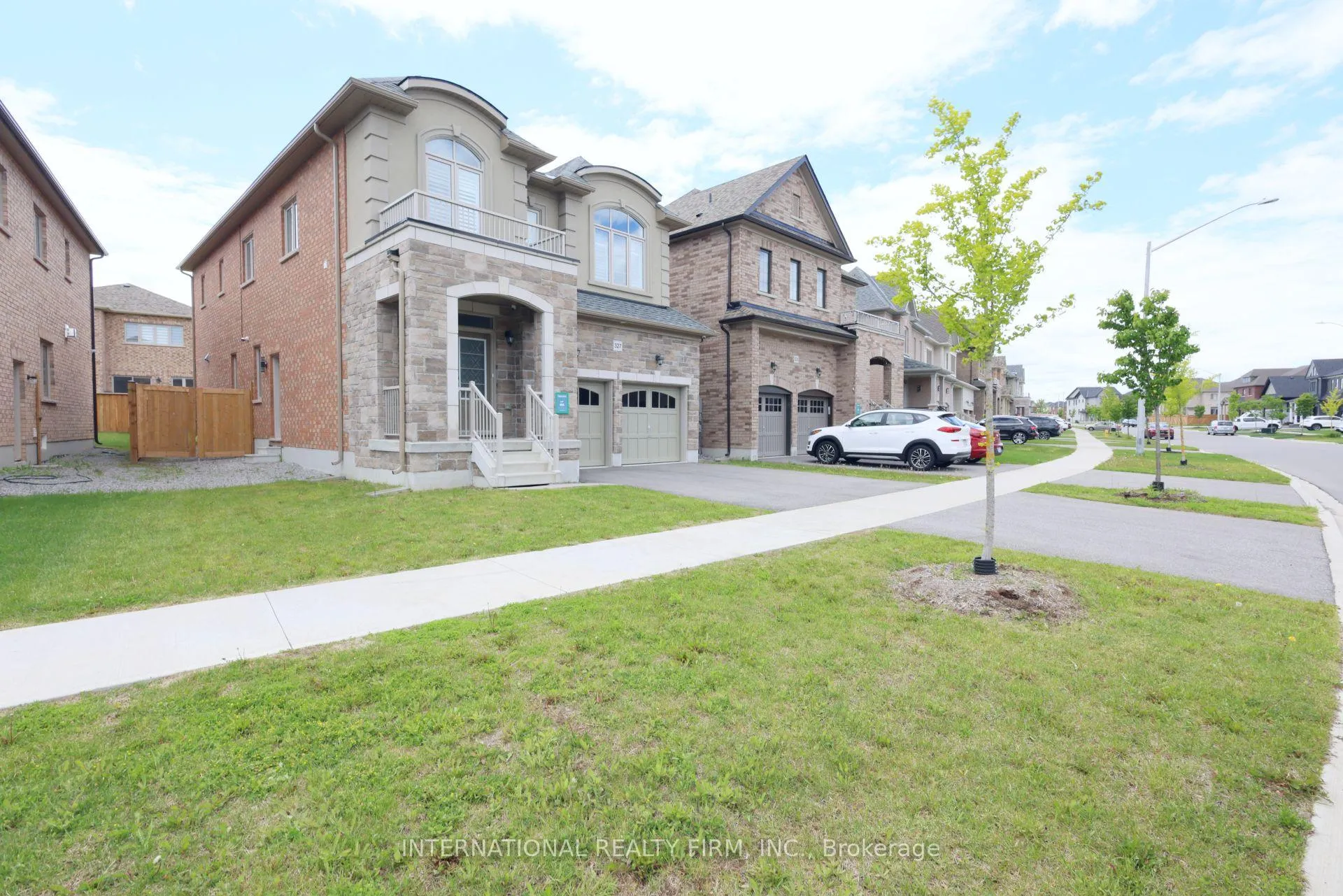 Photo 2 of 327 Northglen Blvd, Clarington, Bowmanville — HOMEH