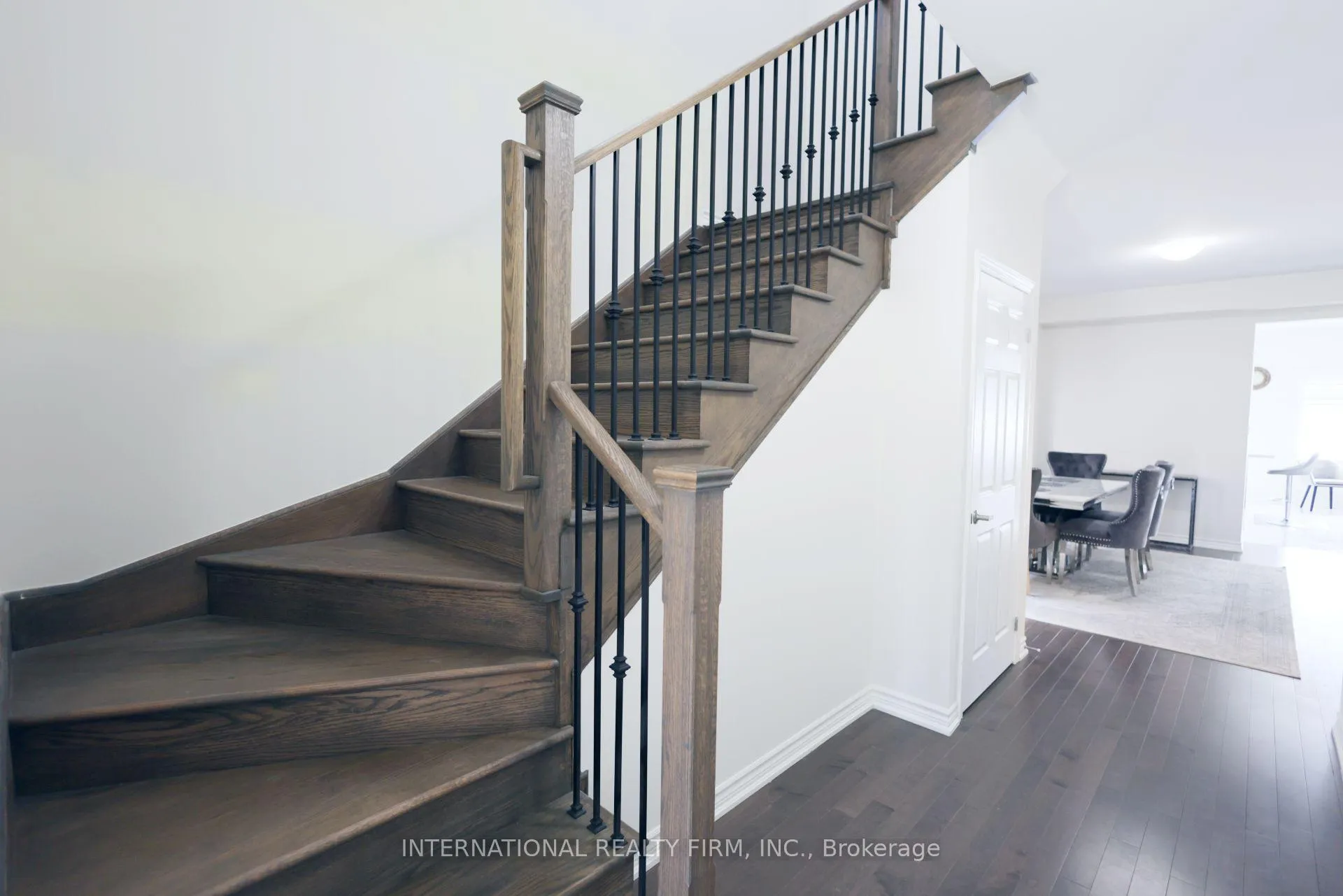 Photo 4 of 327 Northglen Blvd, Clarington, Bowmanville — HOMEH