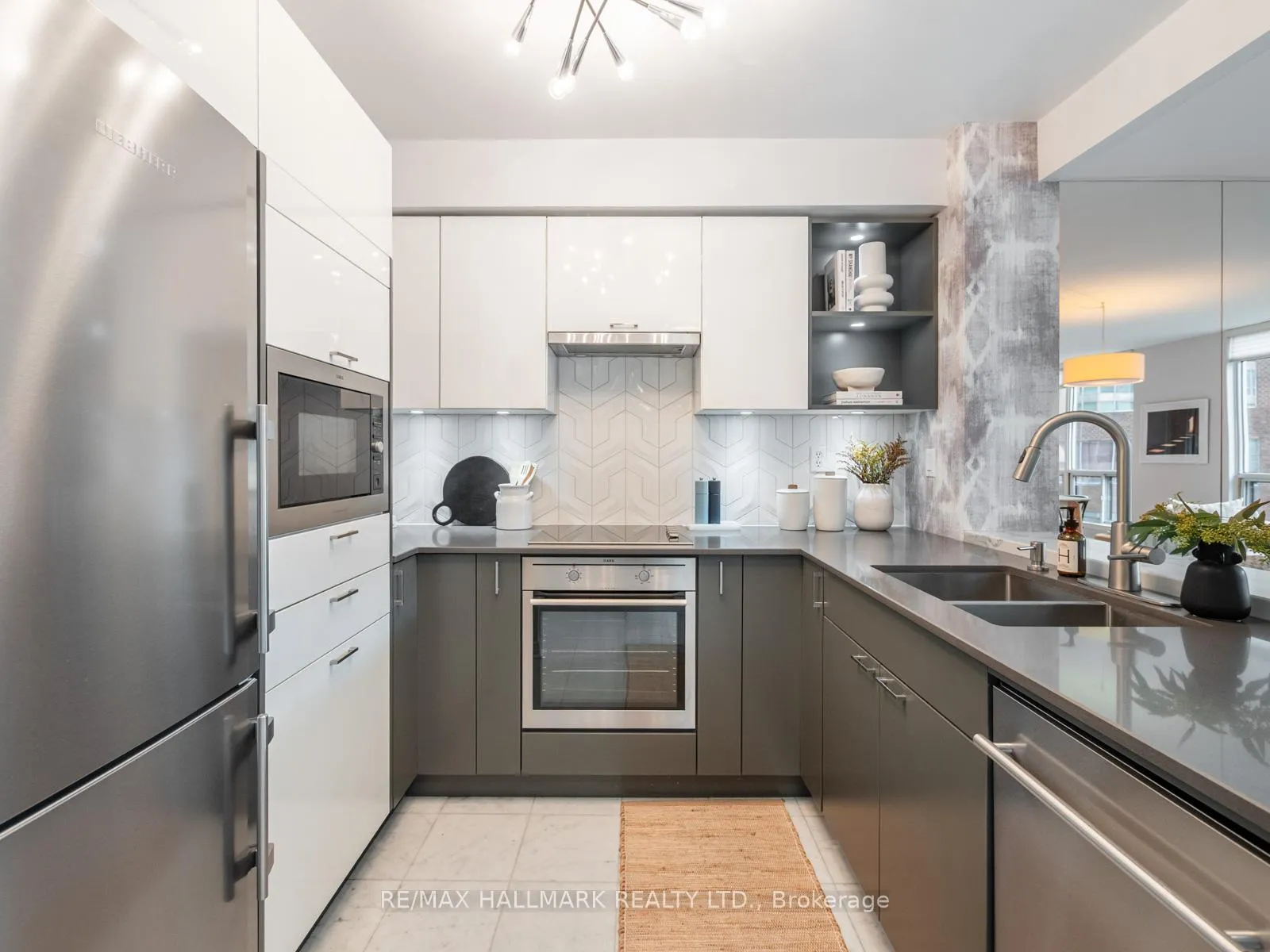 Front of Unit 809, 942 Yonge Street