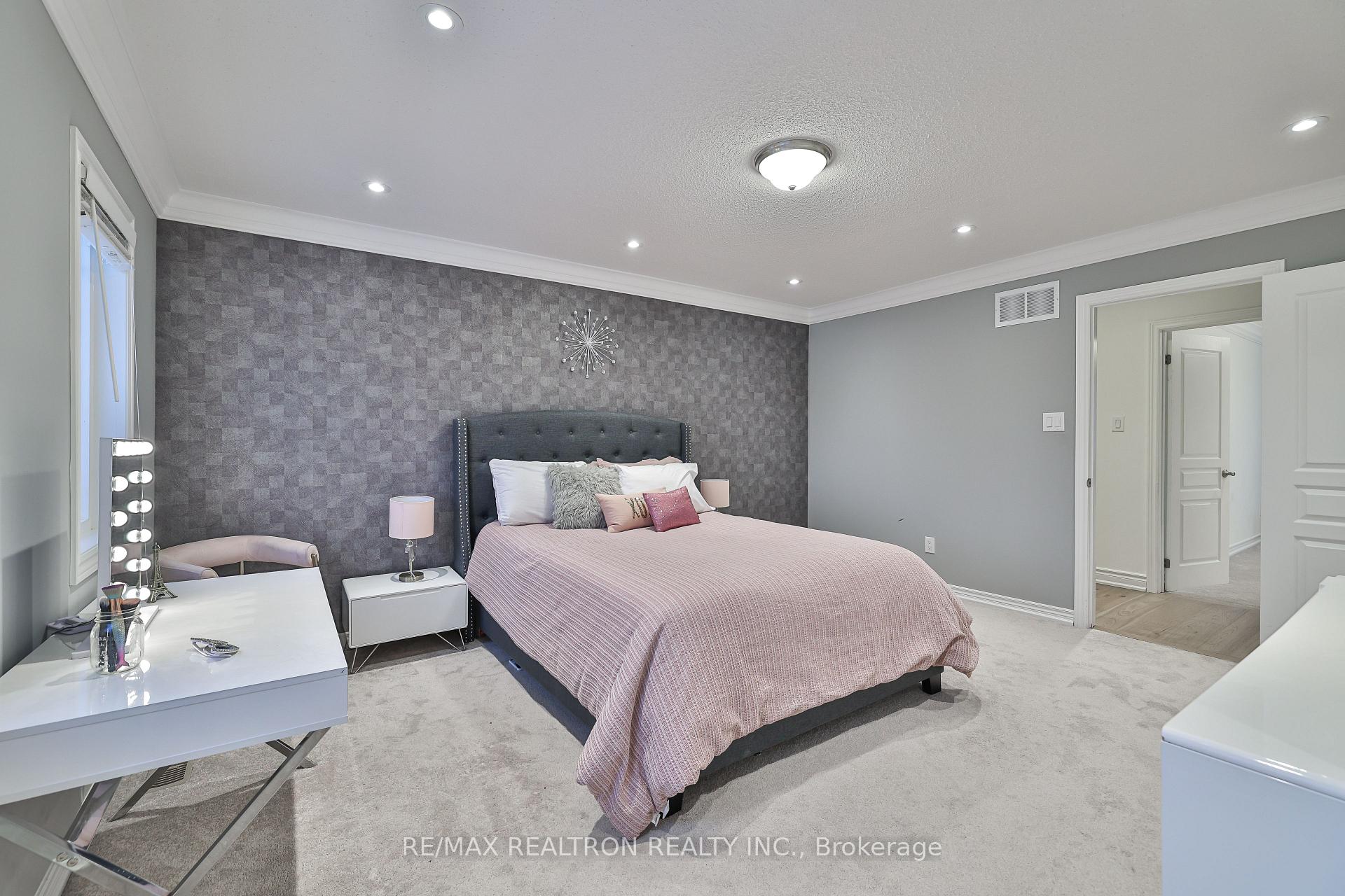 Photo 10 of 94 Halldorson Avenue, Aurora, Bayview Northeast — HOMEH