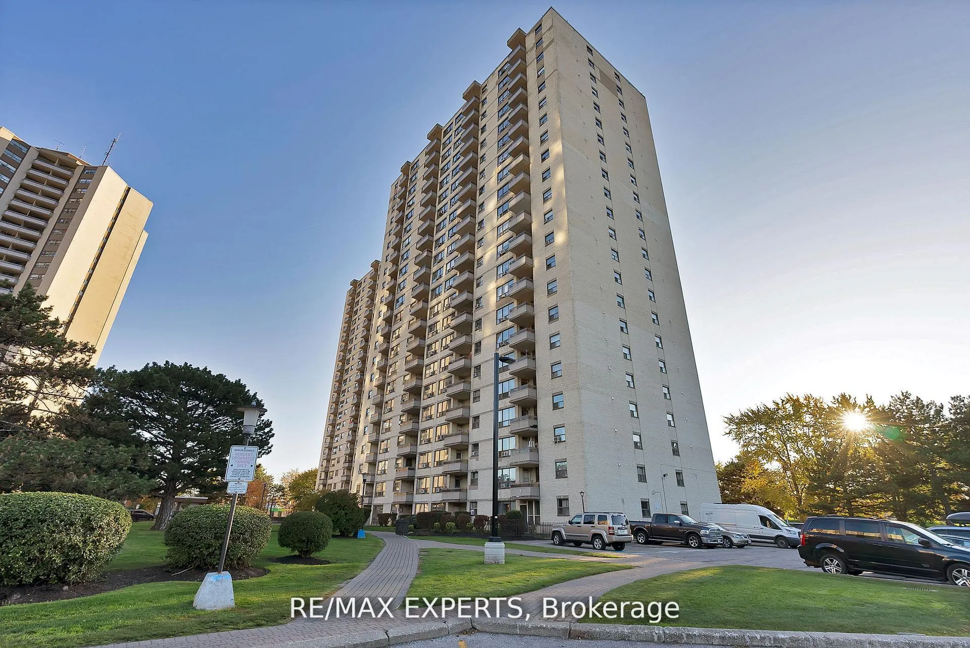 Photo 3 of Unit 1013, 390 Dixon Road, Etobicoke, Kingsview Village-The Westway — HOMEH