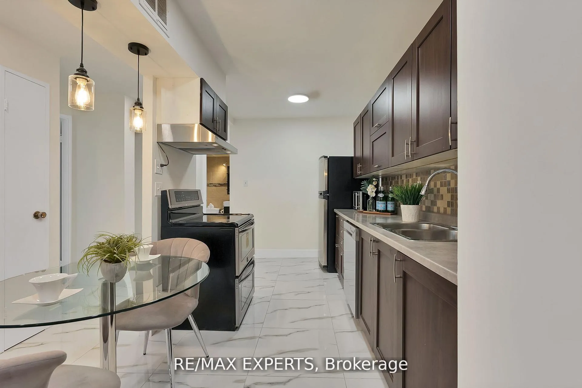 Photo 11 of Unit 1013, 390 Dixon Road, Etobicoke, Kingsview Village-The Westway — HOMEH