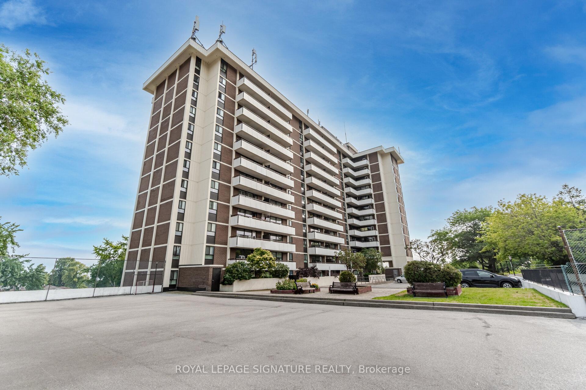 Front of Unit 1110, 541 Blackthorn Avenue