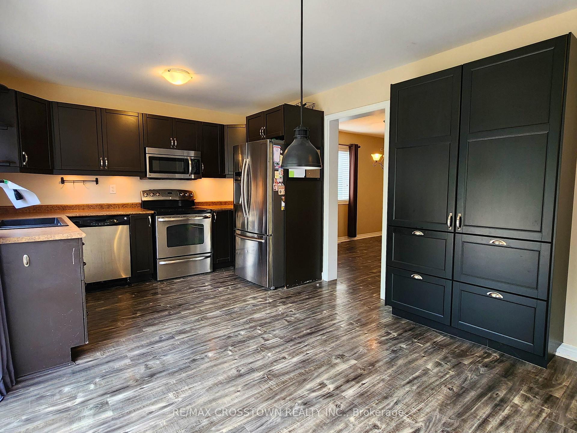 Photo 12 of 141 Thrushwood Drive, Barrie, 400 West — HOMEH