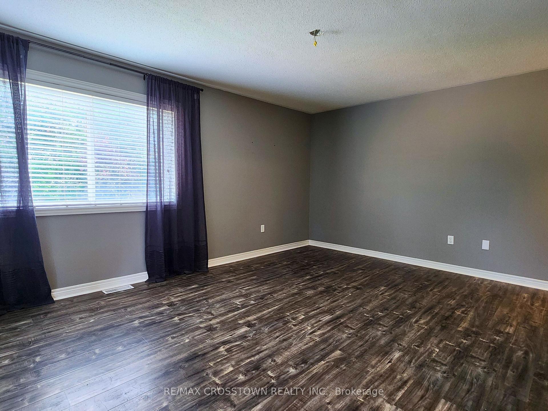Photo 15 of 141 Thrushwood Drive, Barrie, 400 West — HOMEH