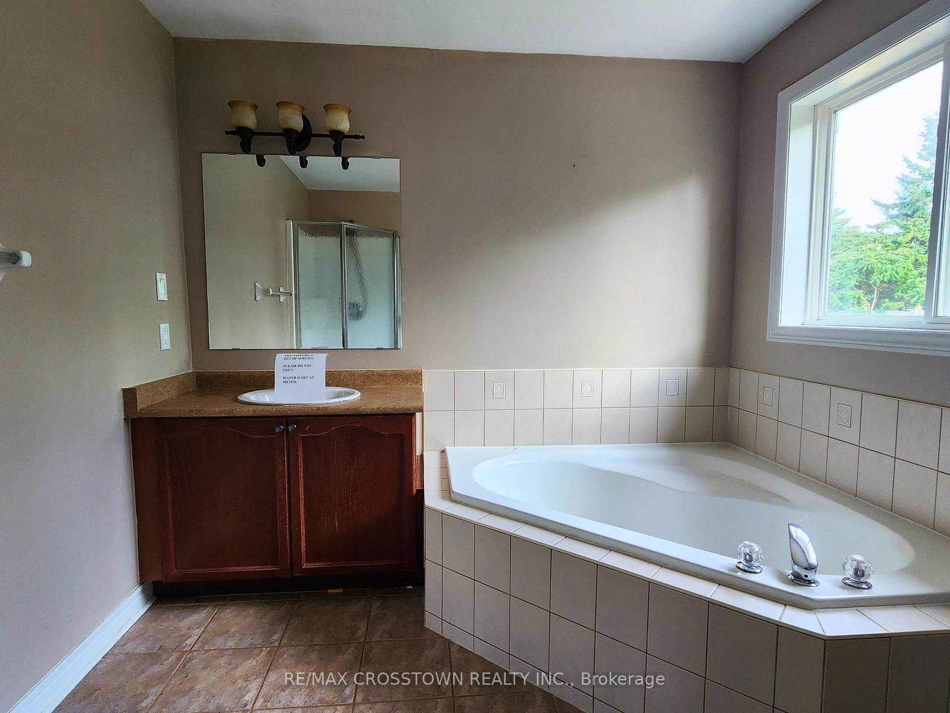 Photo 16 of 141 Thrushwood Drive, Barrie, 400 West — HOMEH