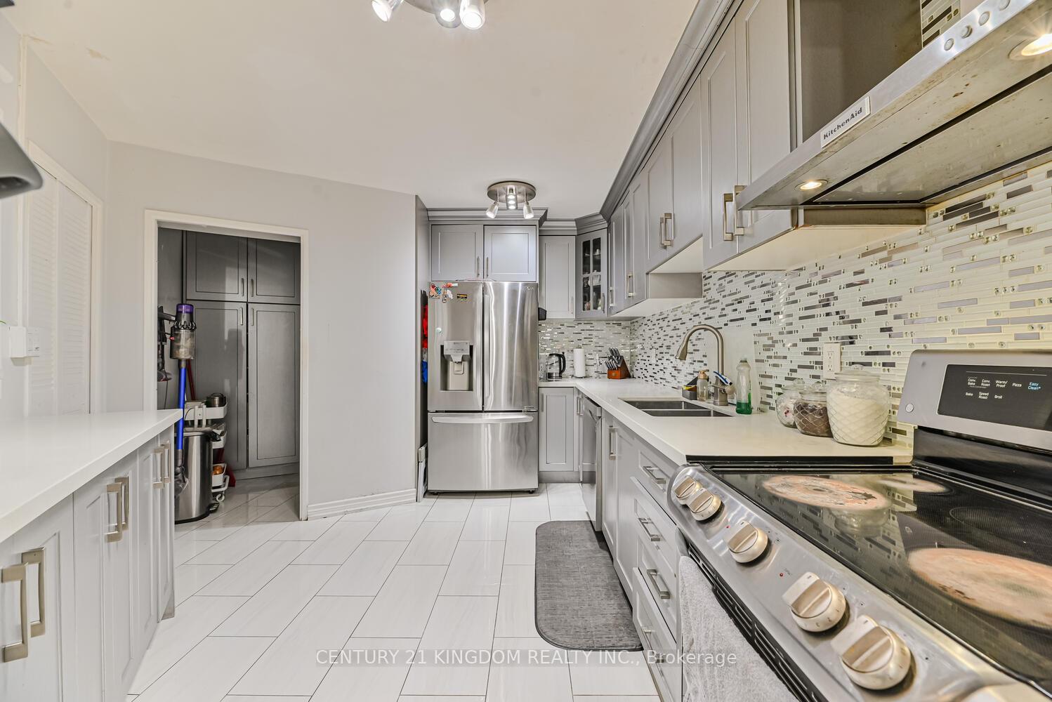 Photo 30 of Unit 811, 15 Vicora Link Way, Toronto, Flemingdon Park — HOMEH