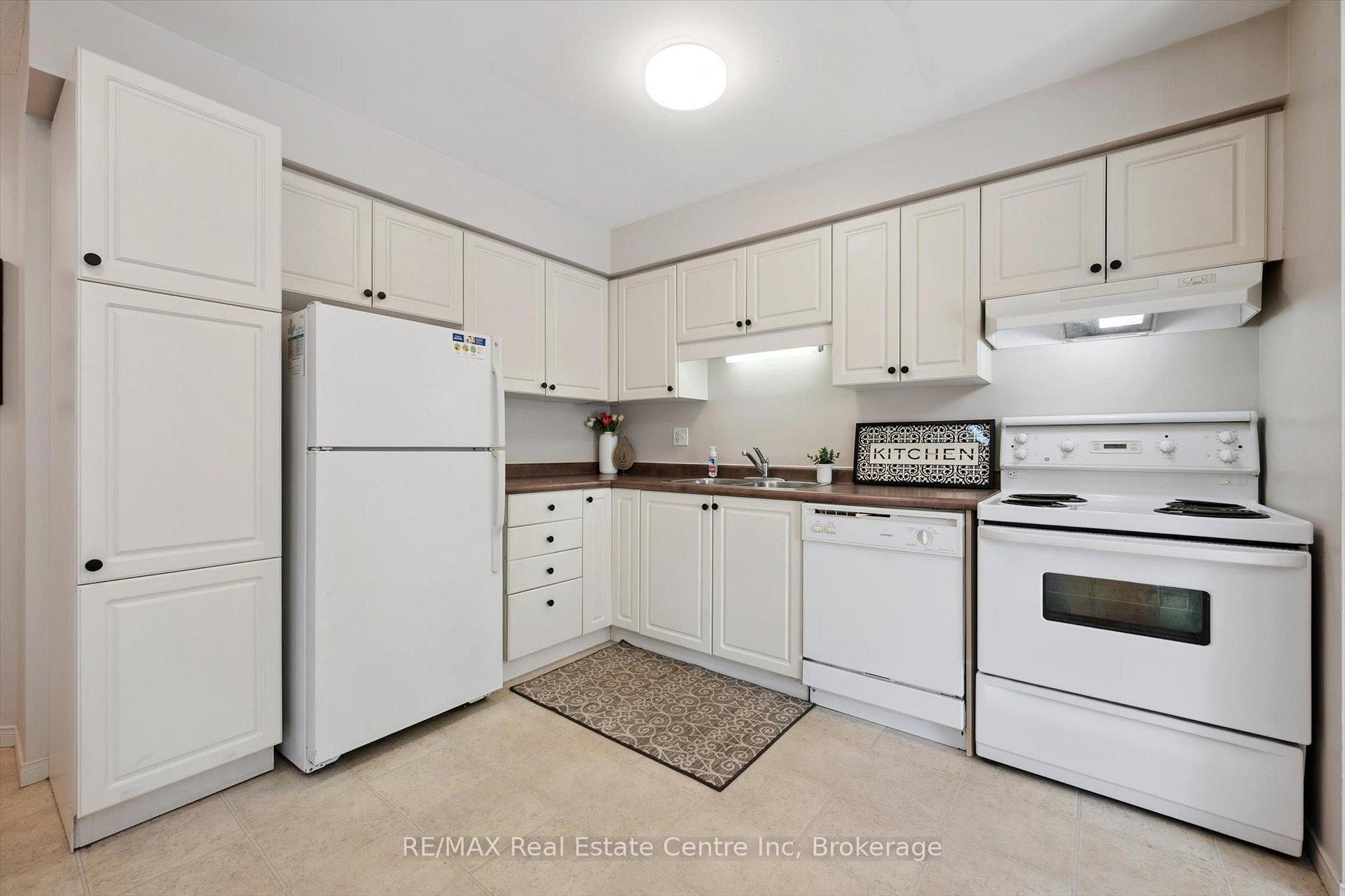 Photo 7 of Unit 36, 124 Gosling Gardens, Guelph, Clairfields/Hanlon Business Park — HOMEH