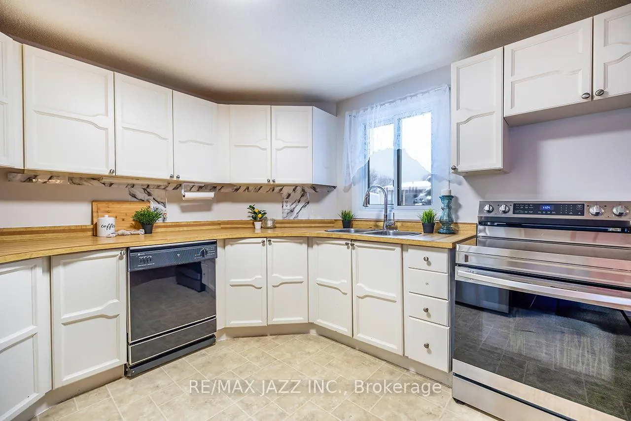 Photo 16 of 119 Wilmot Trail, Clarington, Bowmanville — HOMEH