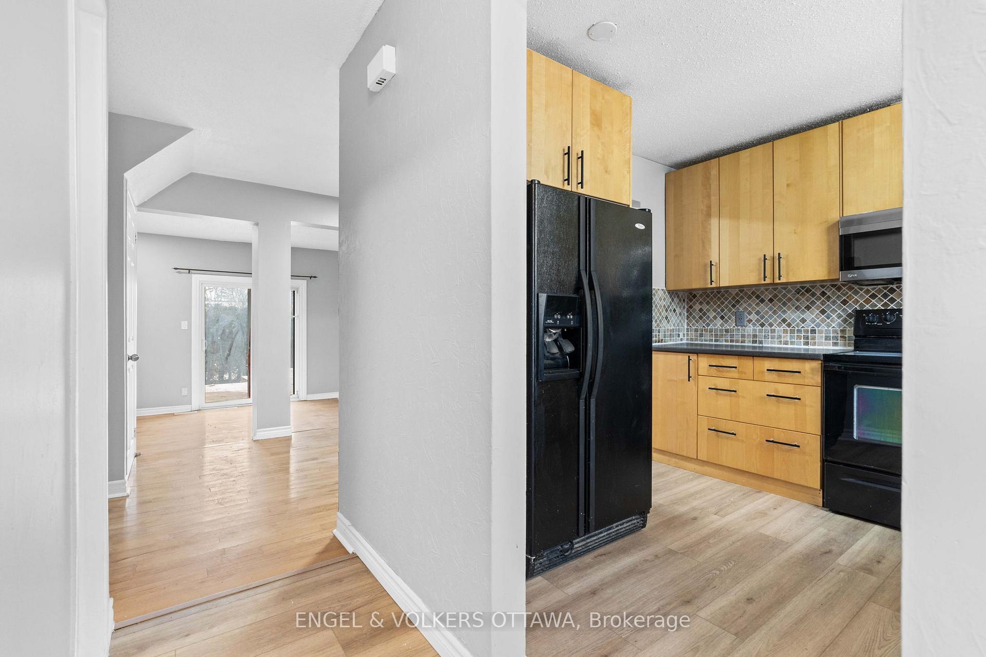 Photo 4 of 92 Barrow Crescent, Ottawa, Kanata - Katimavik — HOMEH