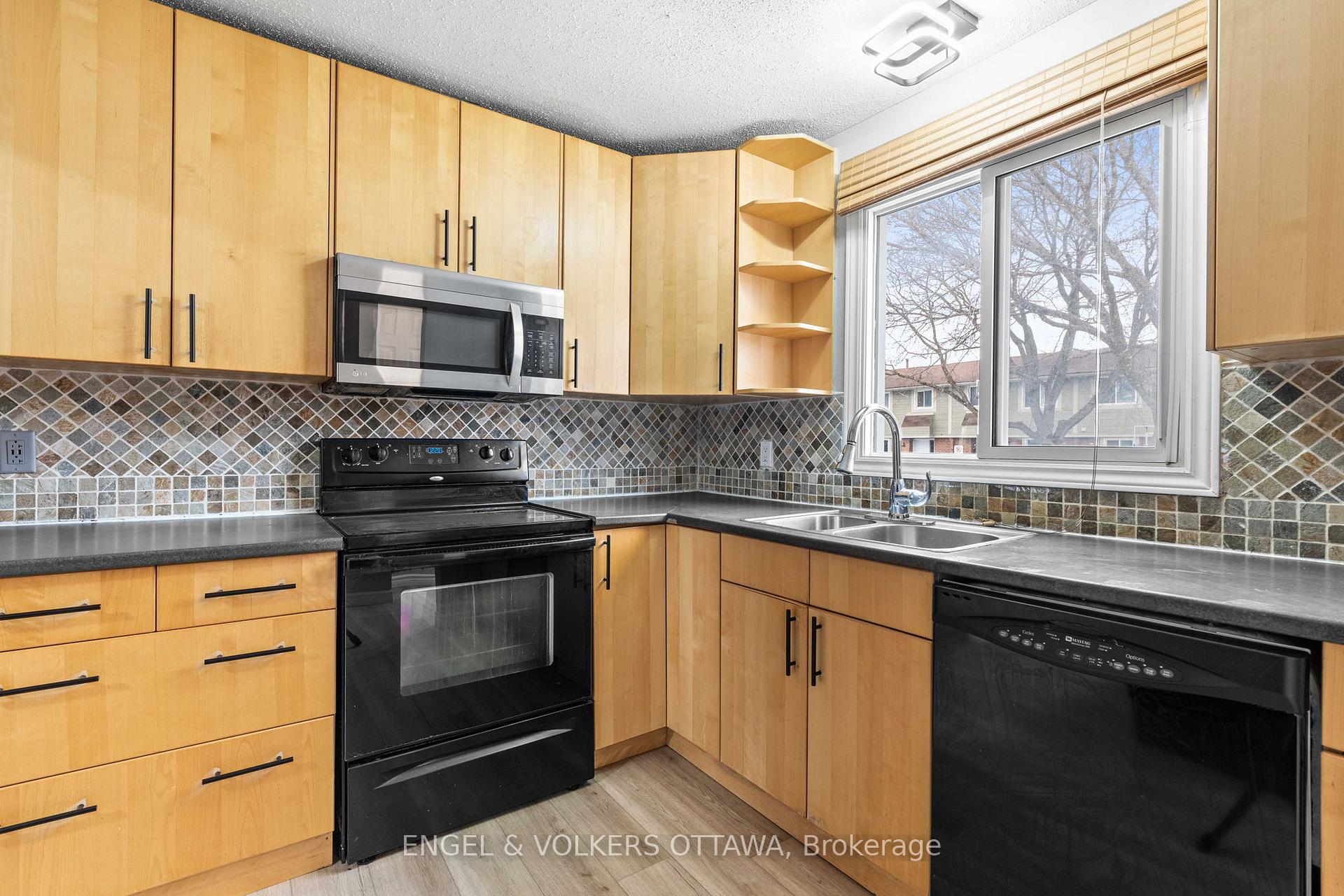 Photo 5 of 92 Barrow Crescent, Ottawa, Kanata - Katimavik — HOMEH