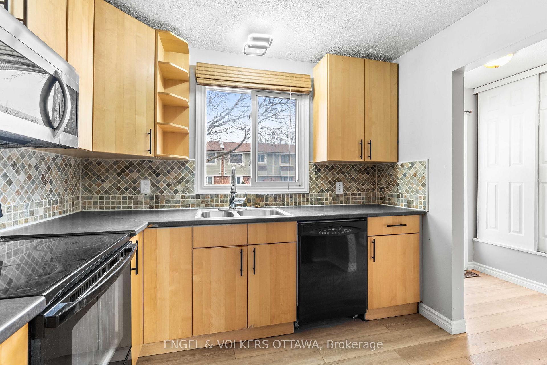 Photo 6 of 92 Barrow Crescent, Ottawa, Kanata - Katimavik — HOMEH