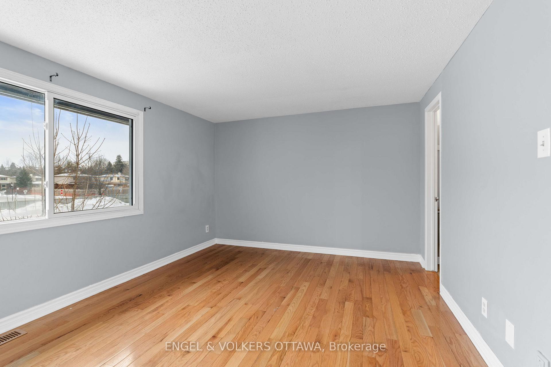 Photo 13 of 92 Barrow Crescent, Ottawa, Kanata - Katimavik — HOMEH