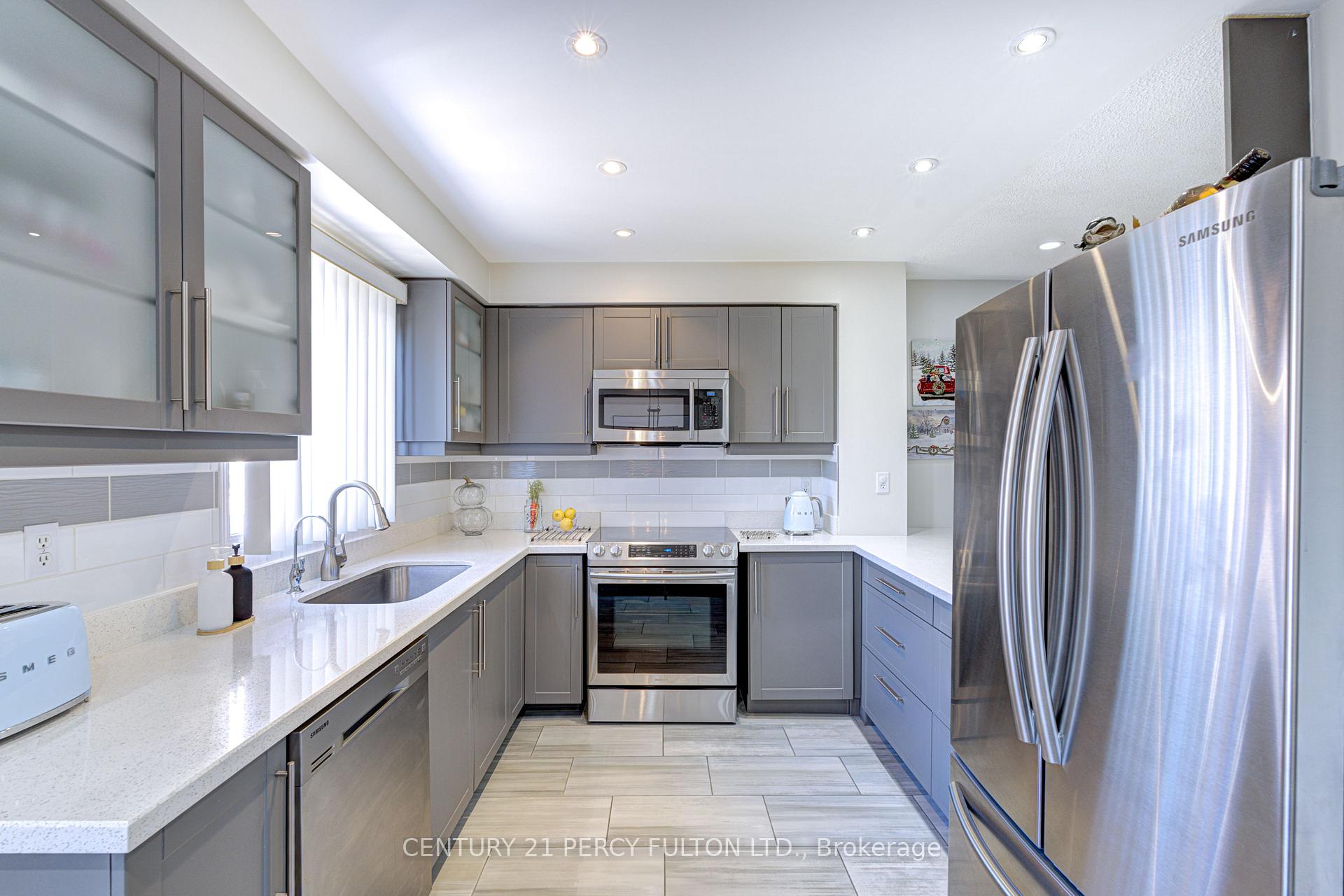 Photo 5 of 4 Dunlop Court, Brampton, Fletcher's Meadow — HOMEH