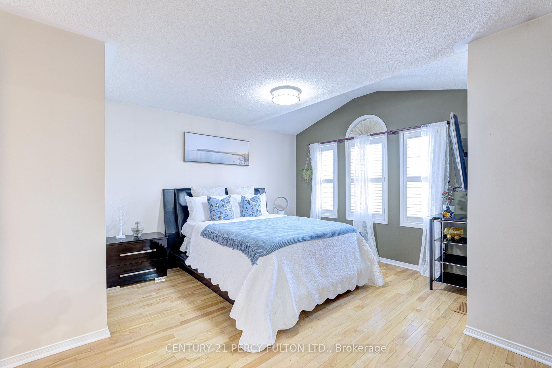 Photo 17 of 4 Dunlop Court, Brampton, Fletcher's Meadow — HOMEH