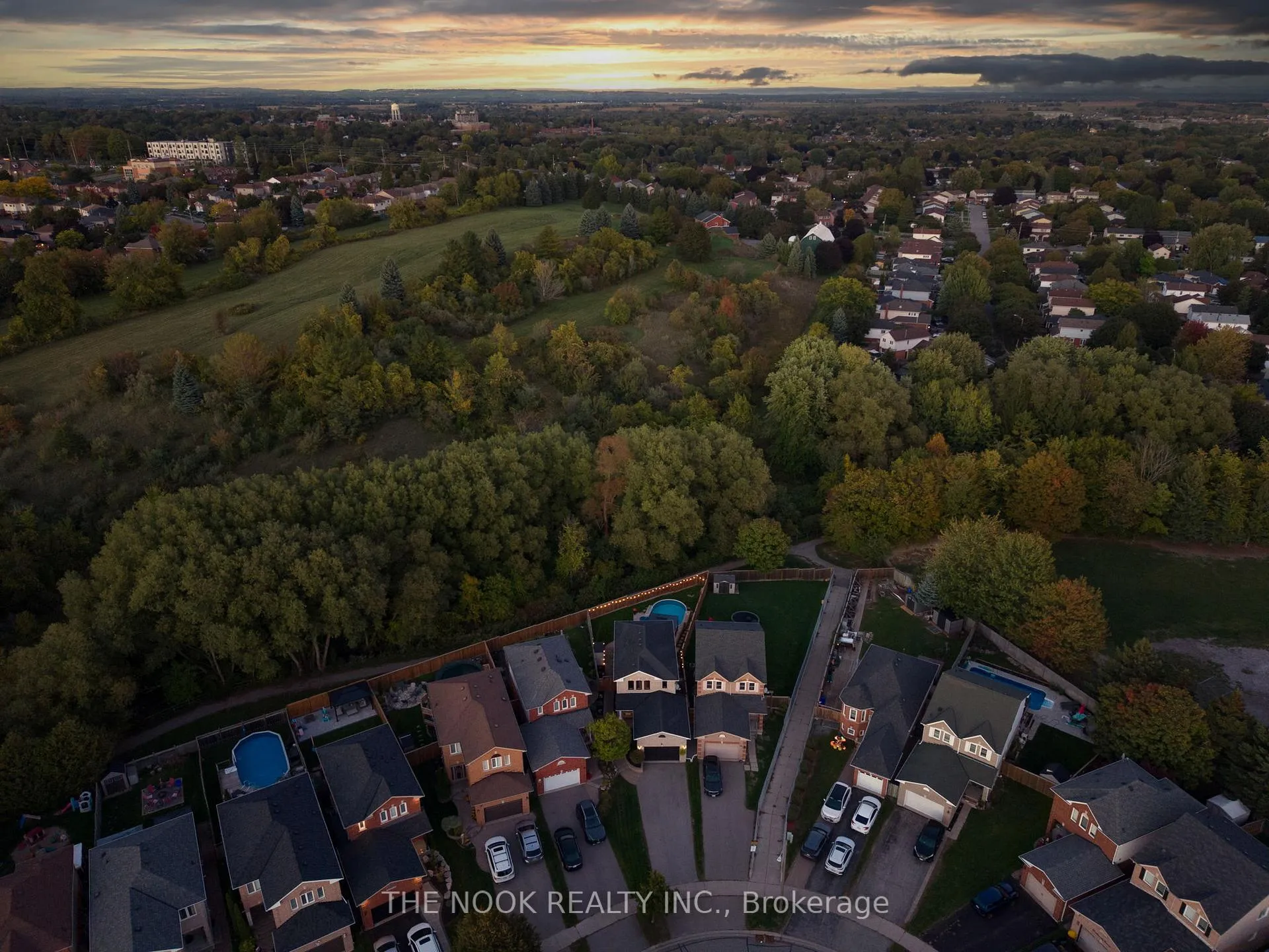Photo 2 of 33 Abernethy Crescent, Clarington, Bowmanville — HOMEH