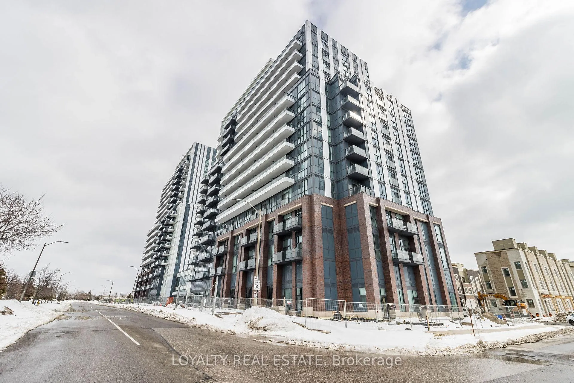 Photo 2 of Unit 621, 38 Honeycrisp Crescent, Vaughan, Vaughan Corporate Centre — HOMEH