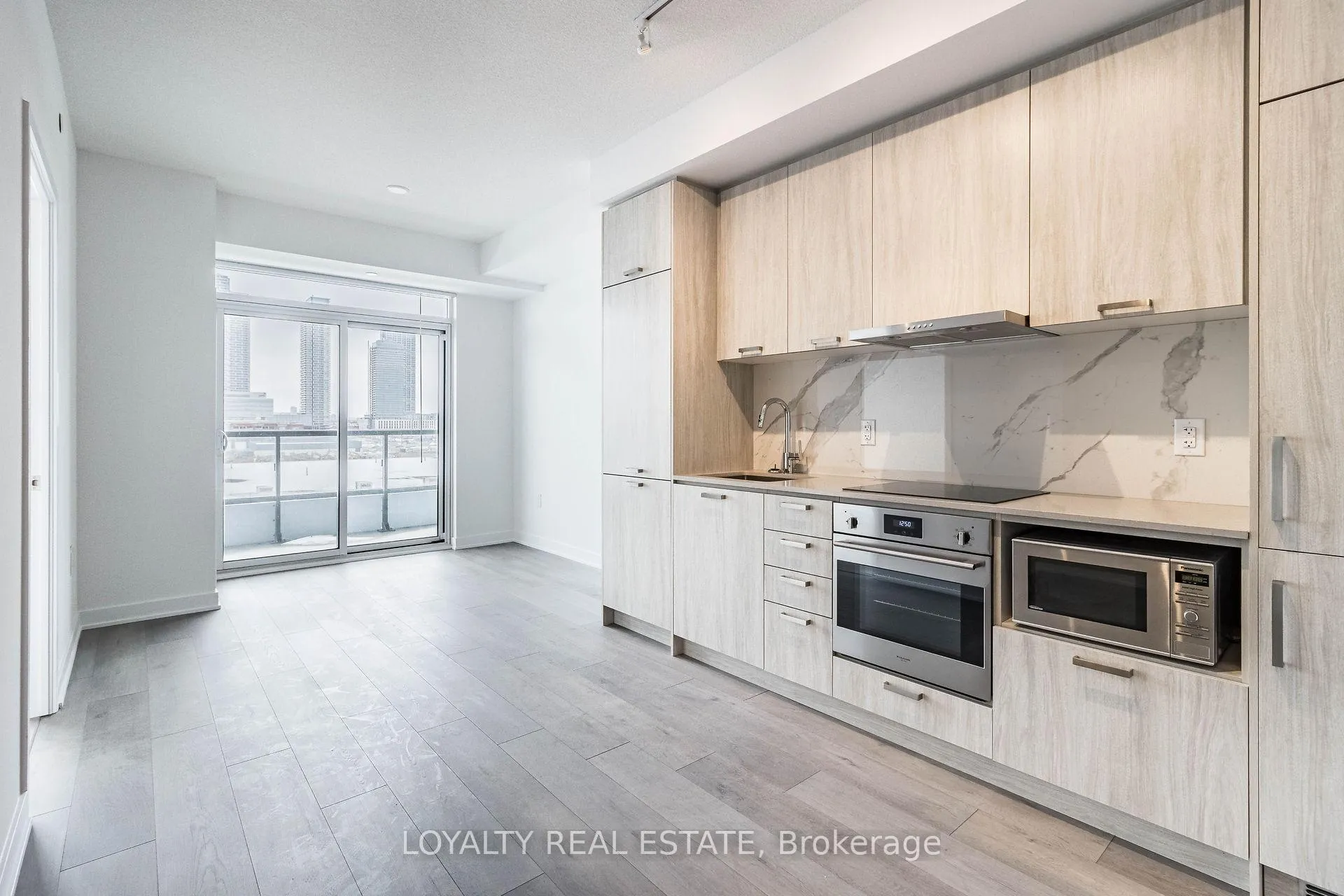 Photo 14 of Unit 621, 38 Honeycrisp Crescent, Vaughan, Vaughan Corporate Centre — HOMEH