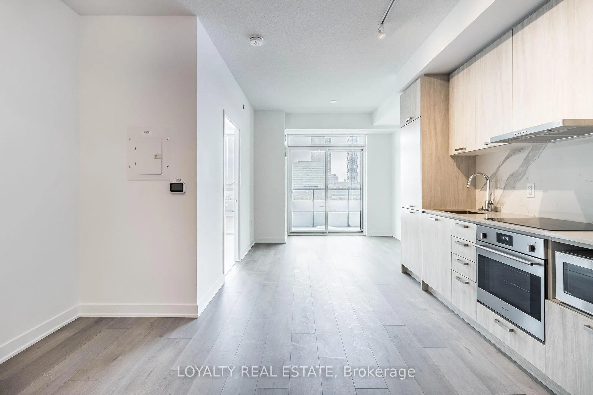 Photo 16 of Unit 621, 38 Honeycrisp Crescent, Vaughan, Vaughan Corporate Centre — HOMEH