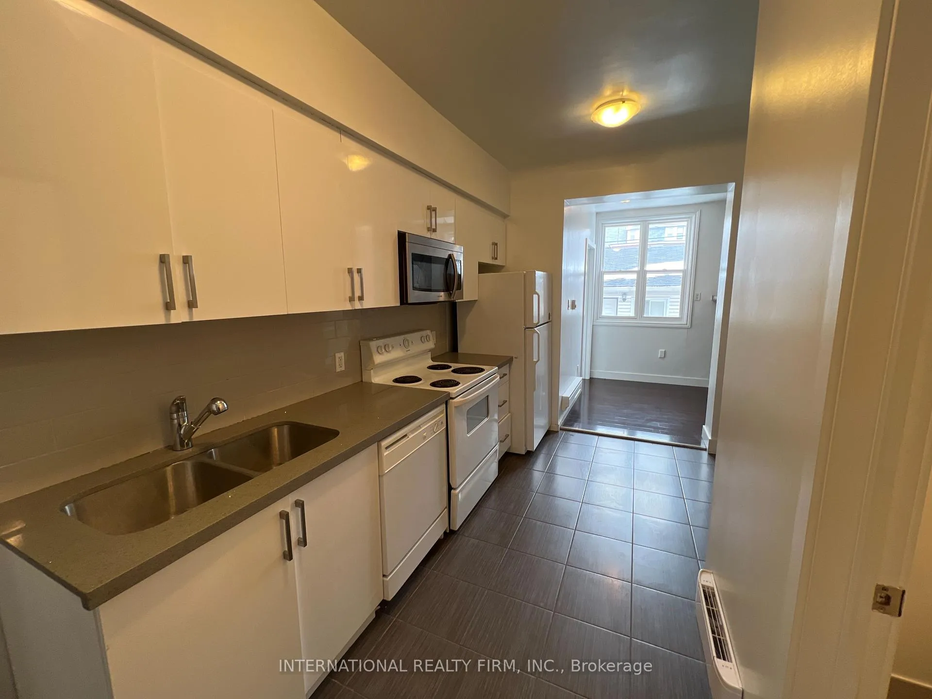 Front of Unit Unit 1, 159 Montrose Avenue